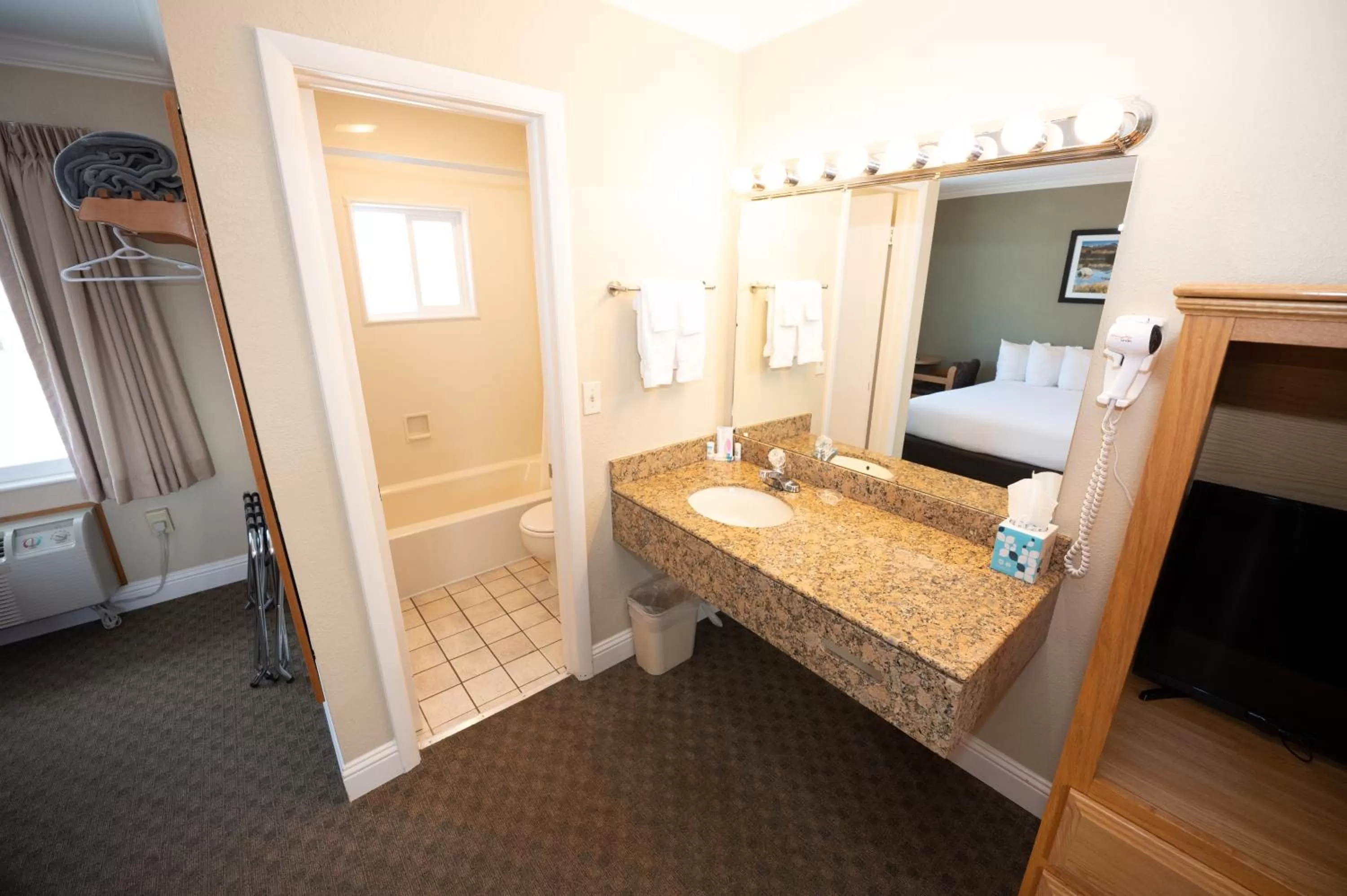 Bathroom, Bed in Blue Door Inn