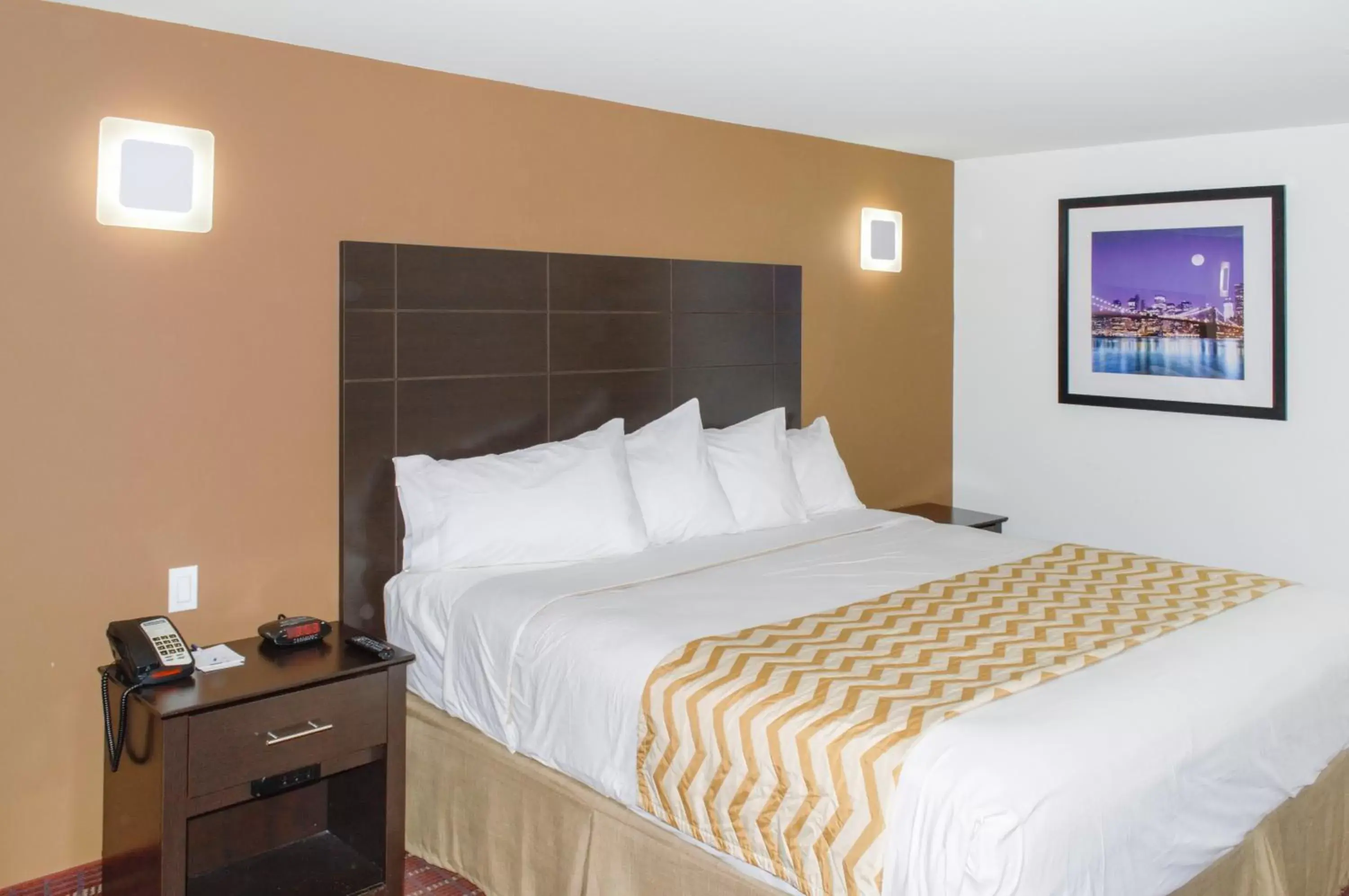 Bed in Travelodge by Wyndham Manhasset