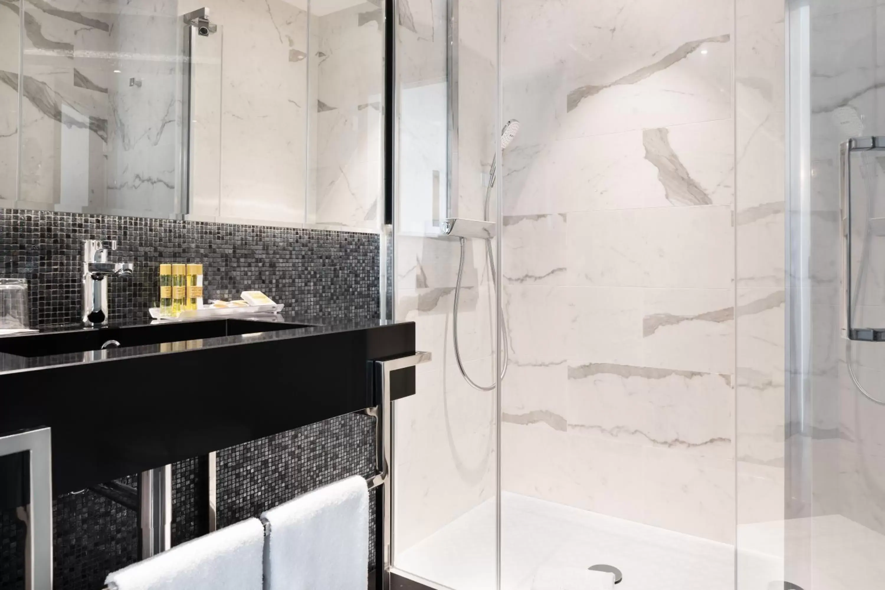 Shower, Bathroom in Áurea Legends by Eurostars Hotel Company