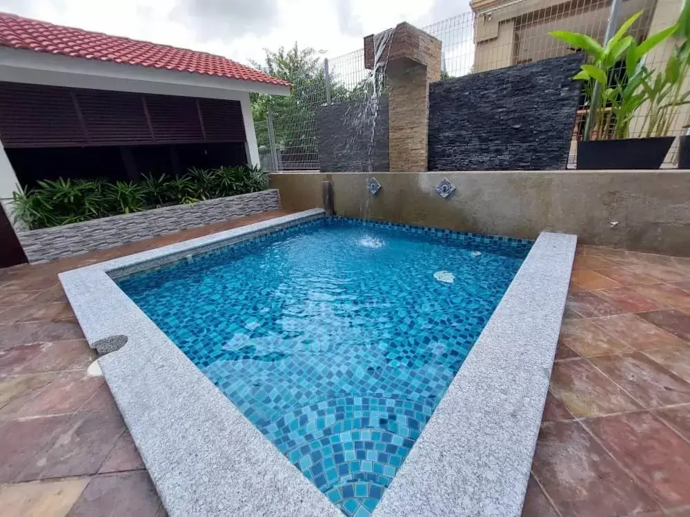 Swimming pool in CHRISTEE SUITES HOTEL Swimming pool in CHRISTEE SUITES HOTEL