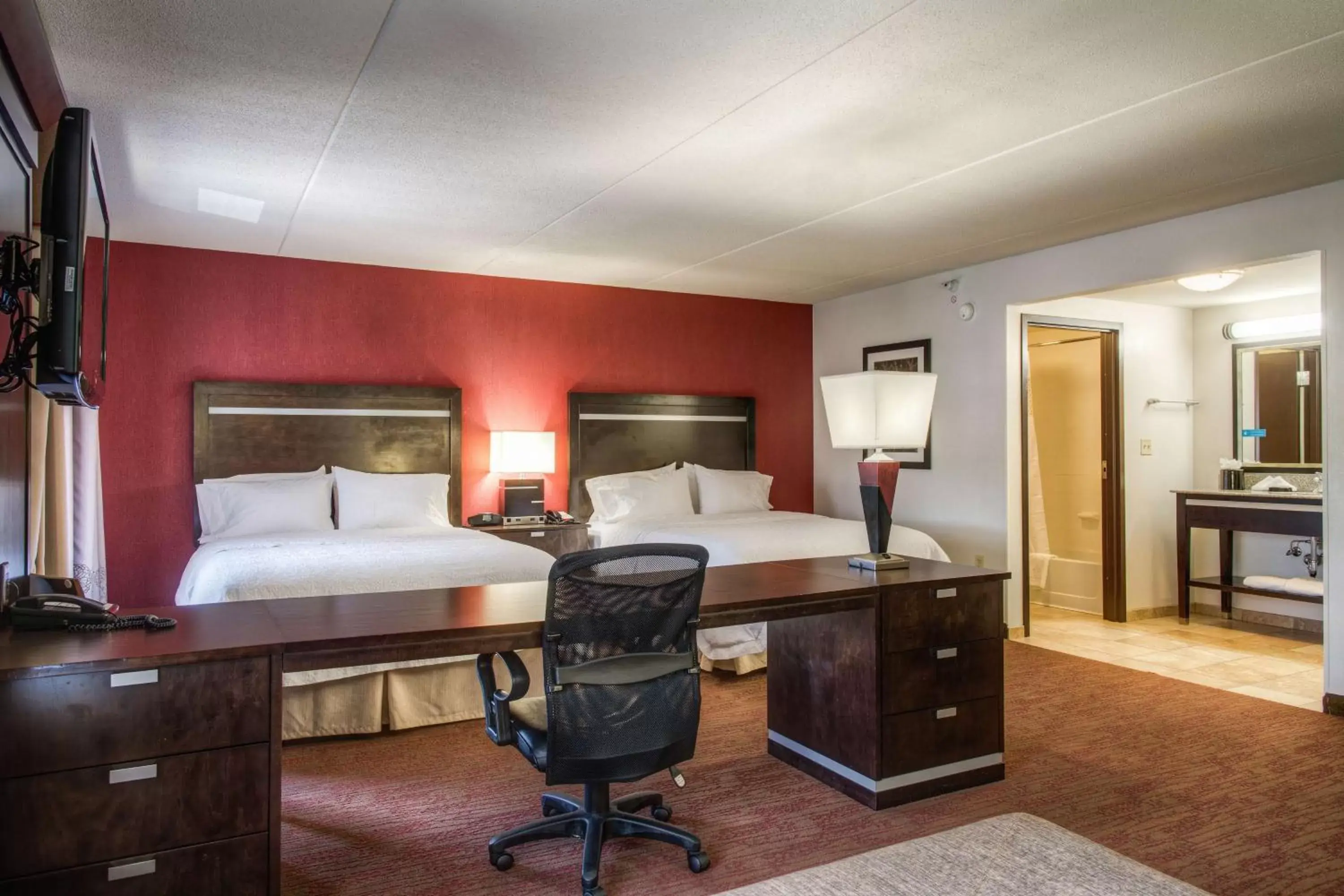 Bed in Hampton Inn & Suites Detroit/Airport Romulus