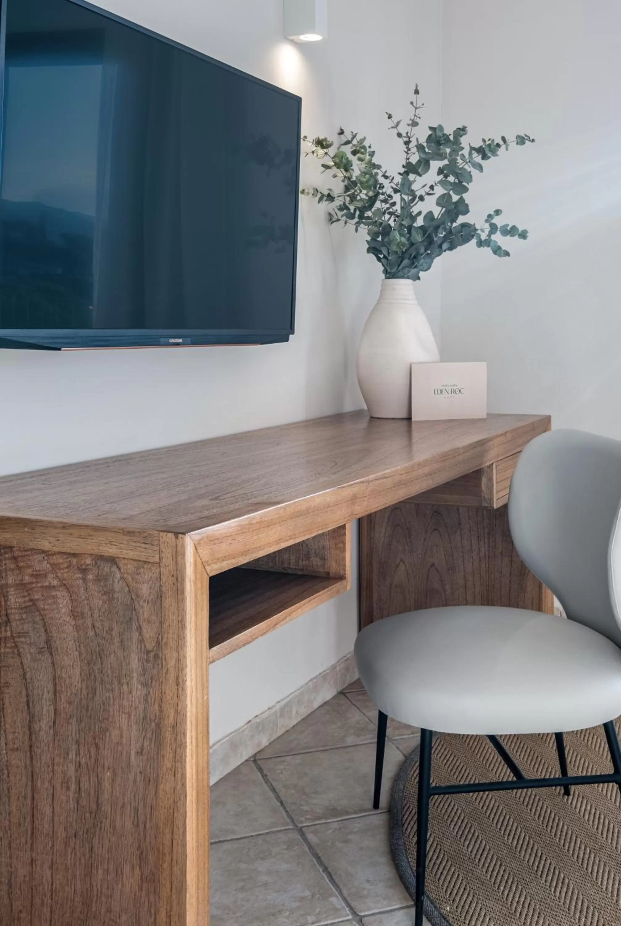 TV and multimedia in Eden Roc Hotel & Spa by Brava Hoteles