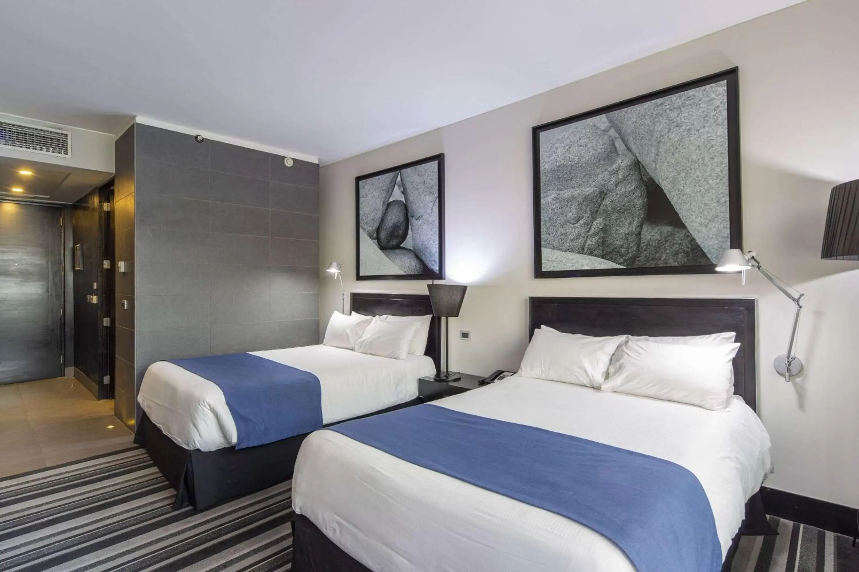 Photo of the whole room, Bed in Wyndham Santiago Pettra