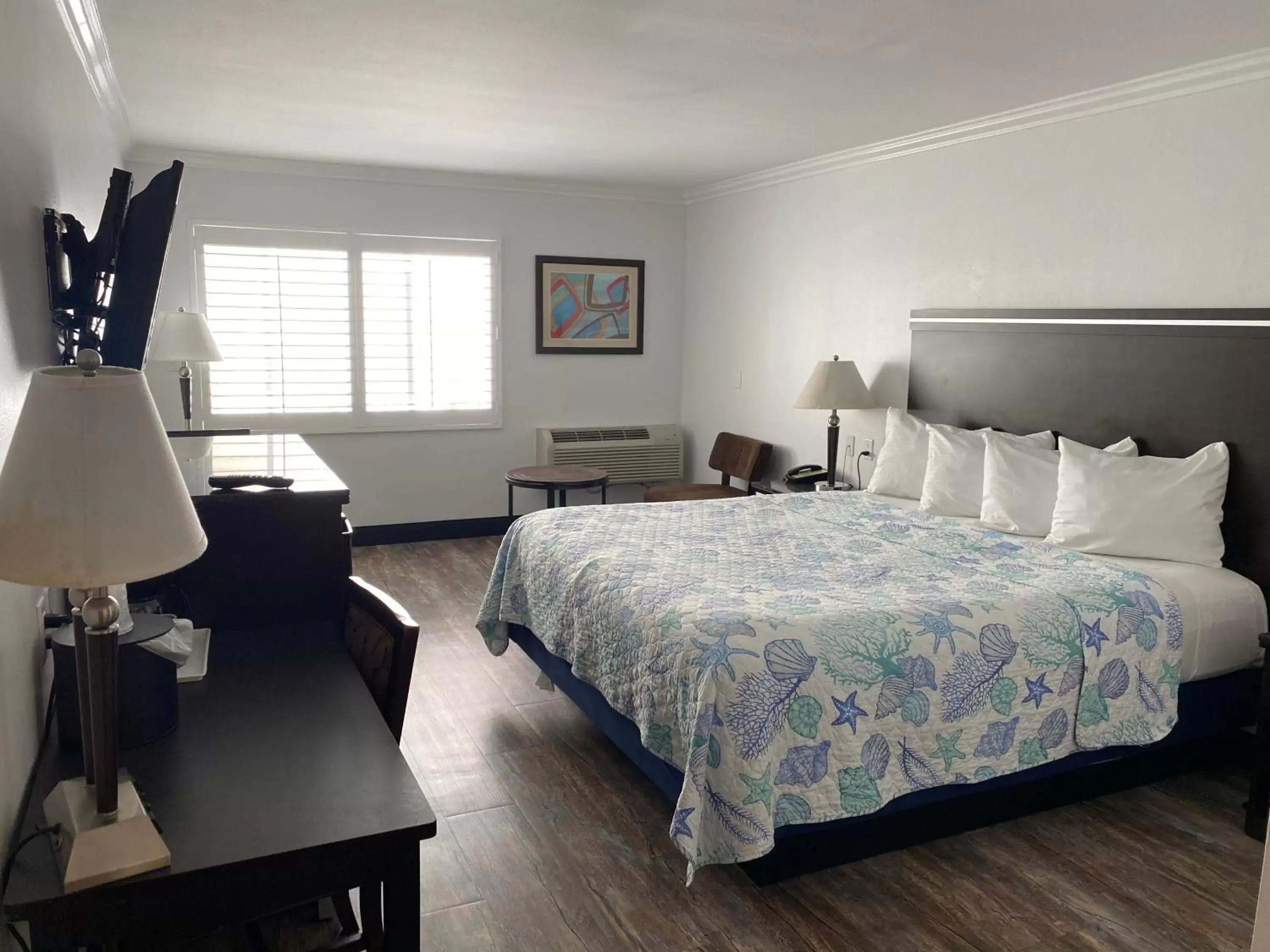 Photo of the whole room, Bed in Ocean Surf Inn & Suites