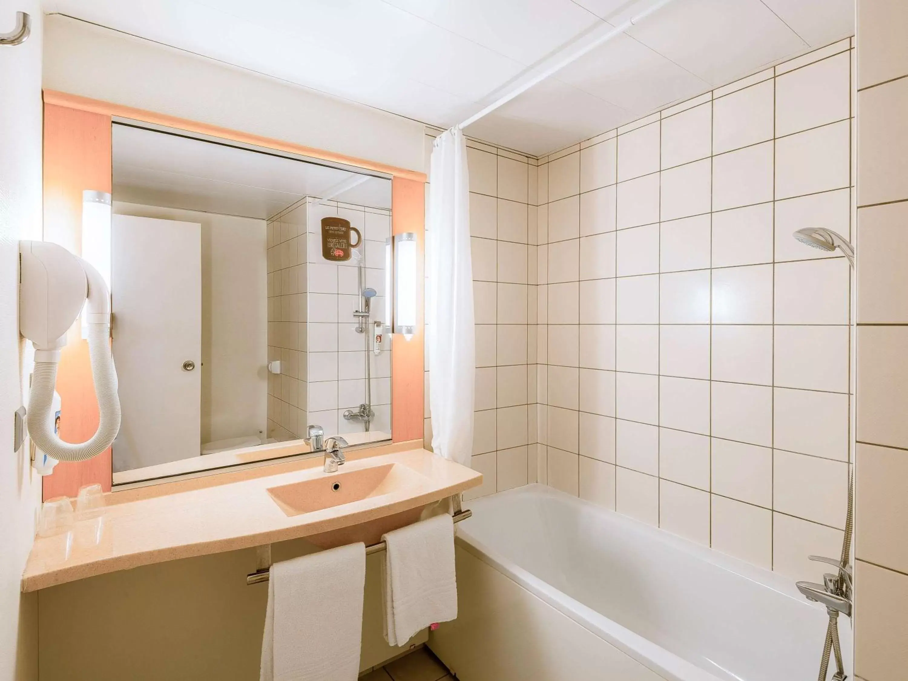 Photo of the whole room, Bathroom in ibis Metz Nord