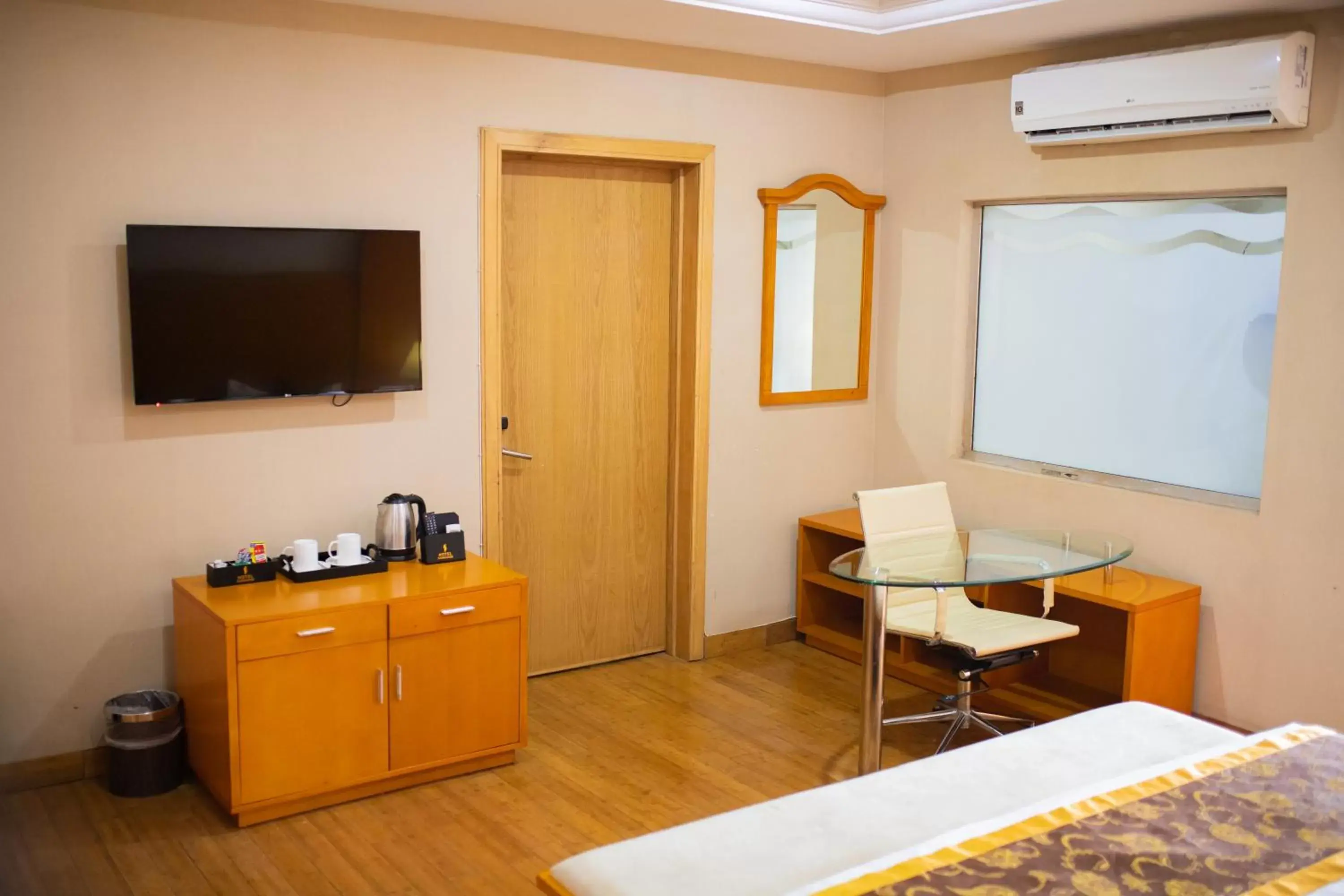 TV and multimedia, TV/Entertainment Center in Hotel Sunshine Enugu