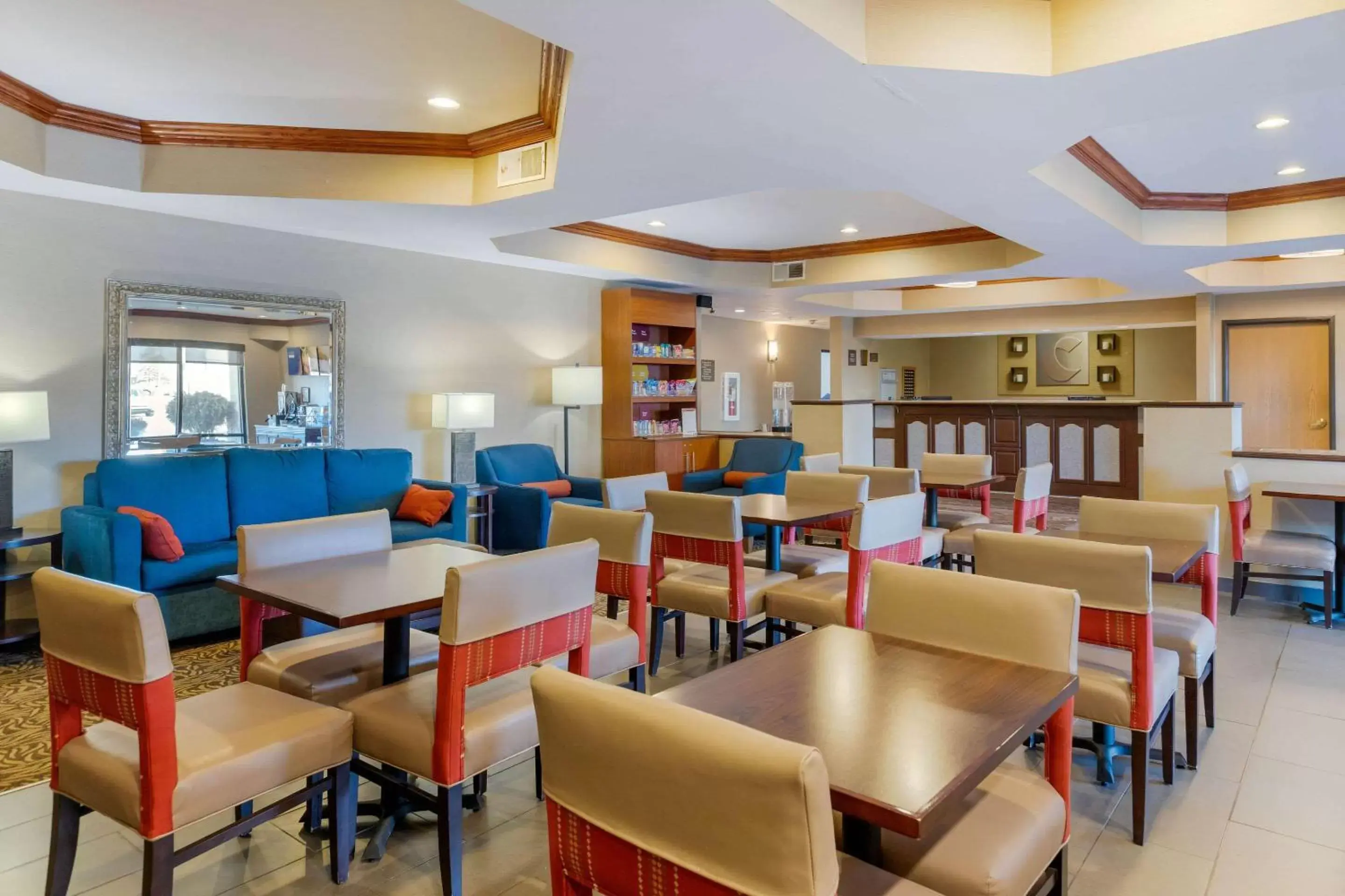 Lobby or reception, Restaurant/Places to Eat in Comfort Suites South Haven near I-96