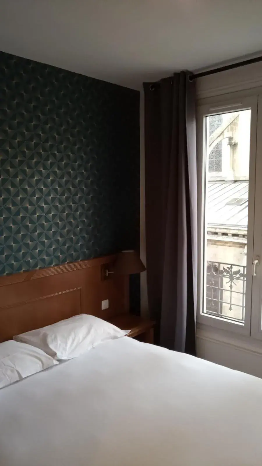 View (from property/room), Bed in Hôtel De La Perdrix Rouge