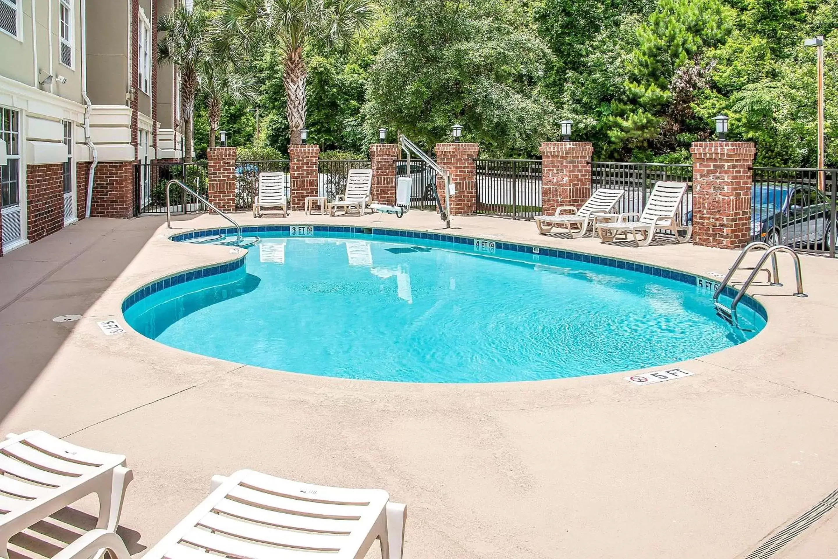 Swimming Pool in Comfort Suites Bluffton-Hilton Head Island