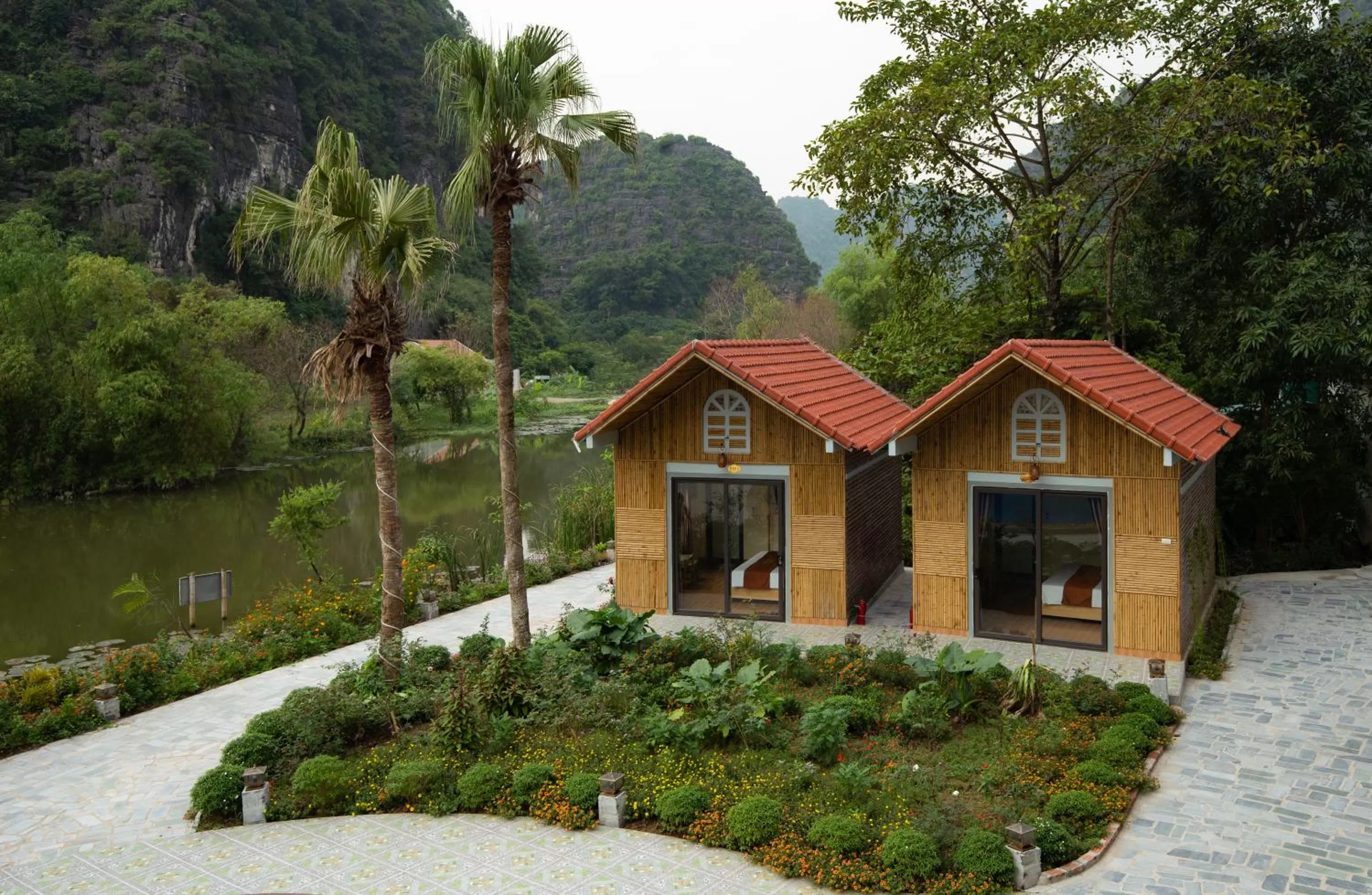 HoangLong Riverside Homestay