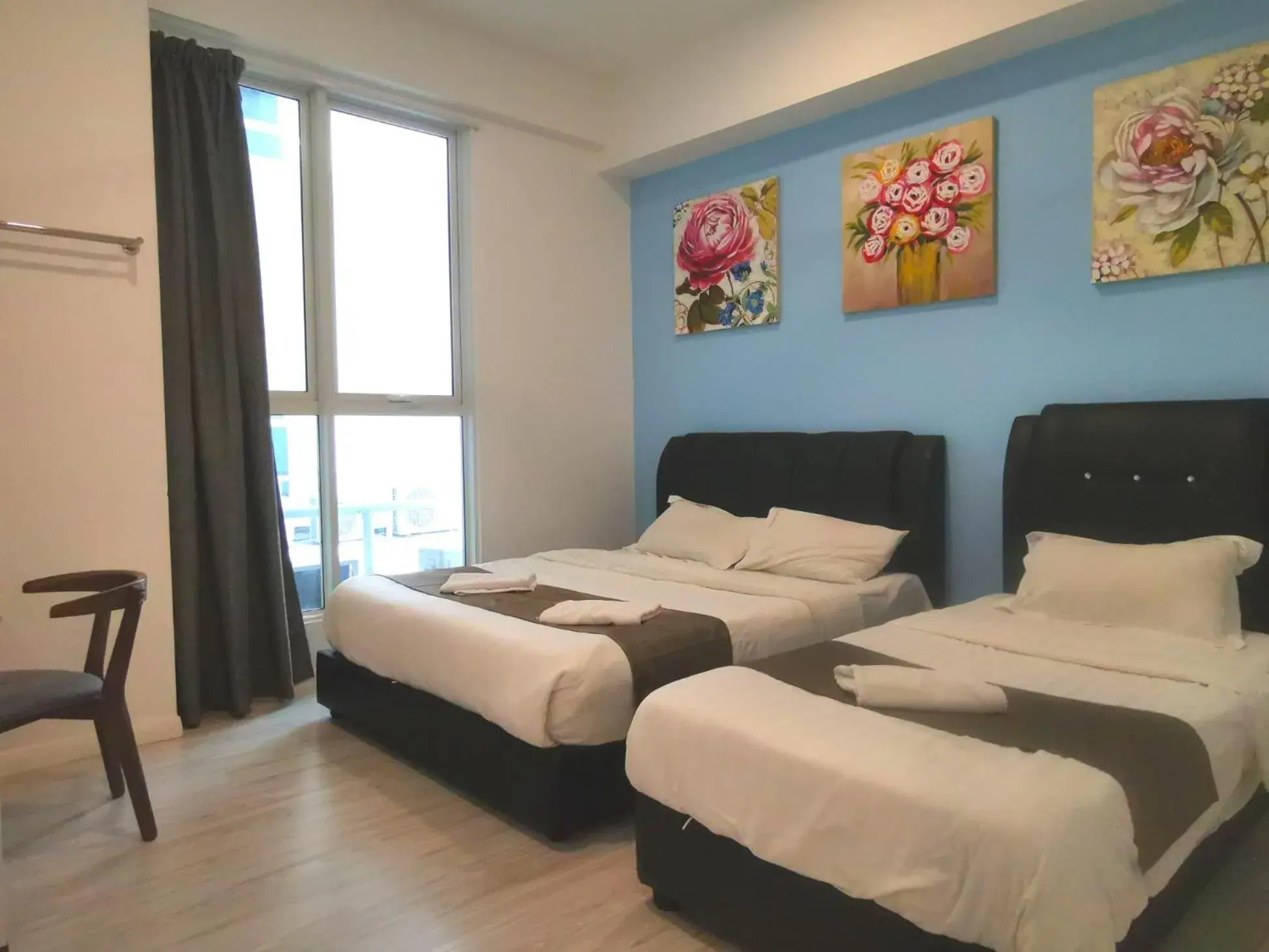 Three-Bedroom Apartment in Sunset Seaview Vacation Condos @ Infinity Avenue