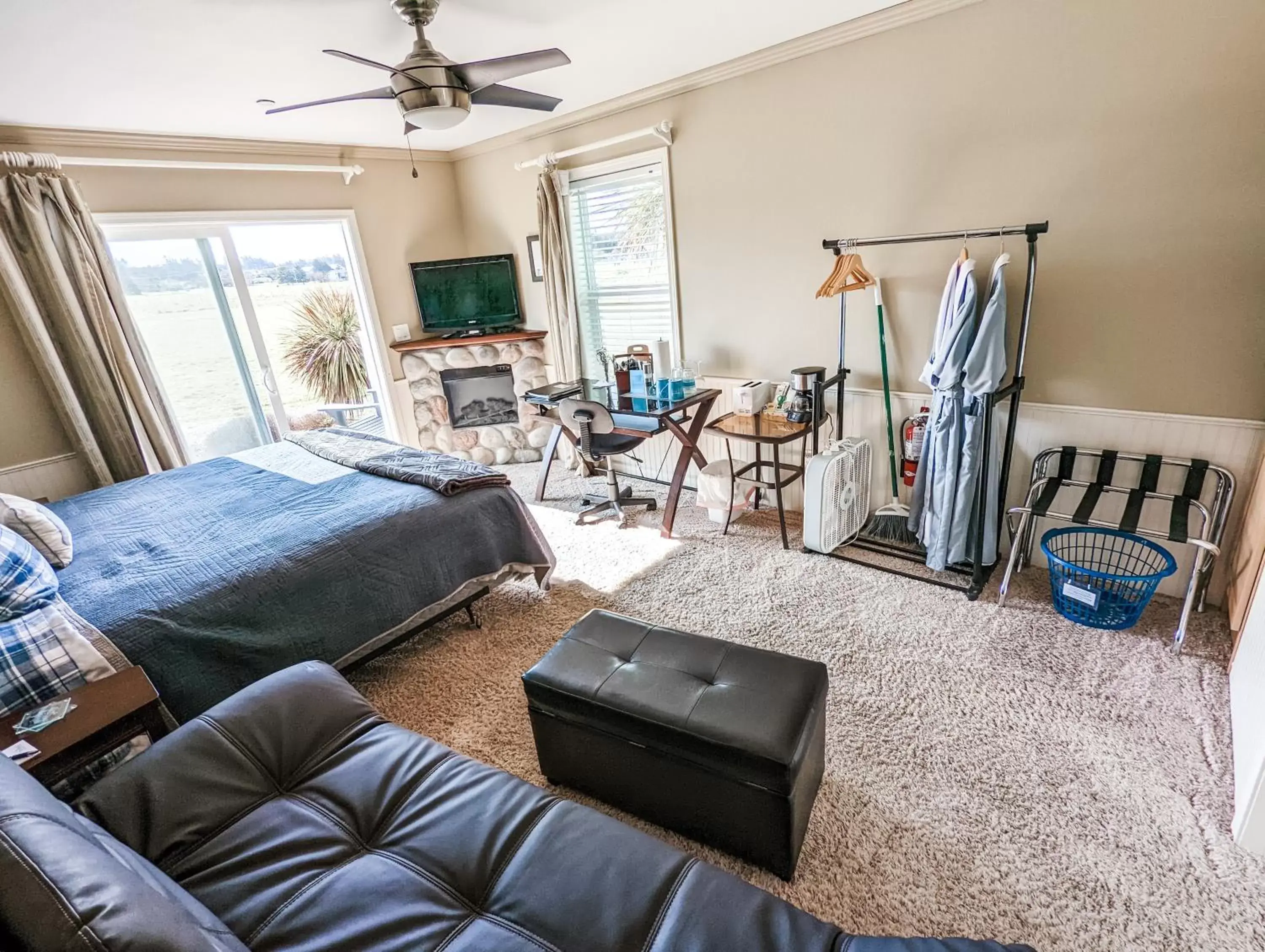 Photo of the whole room in Juan de Fuca Cottages