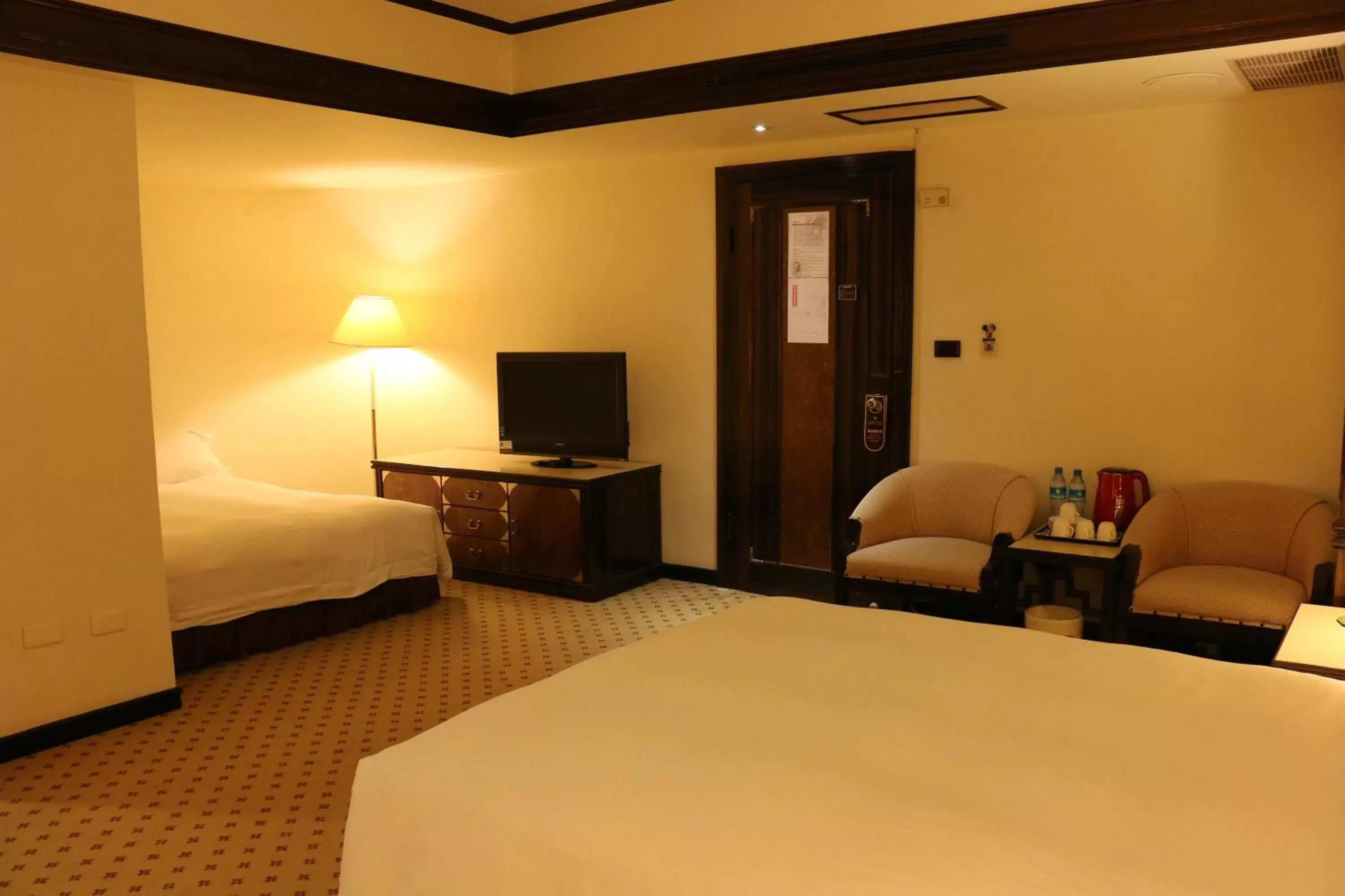 Photo of the whole room, Bed in King's Town Hotel