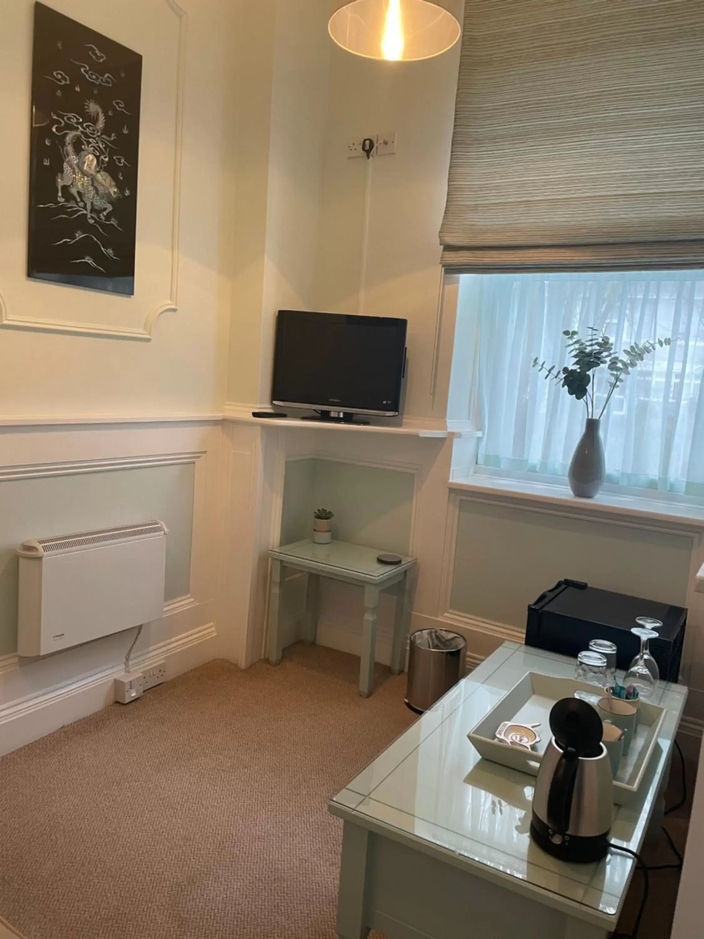 Seating area, TV/Entertainment Center in Carlton Court