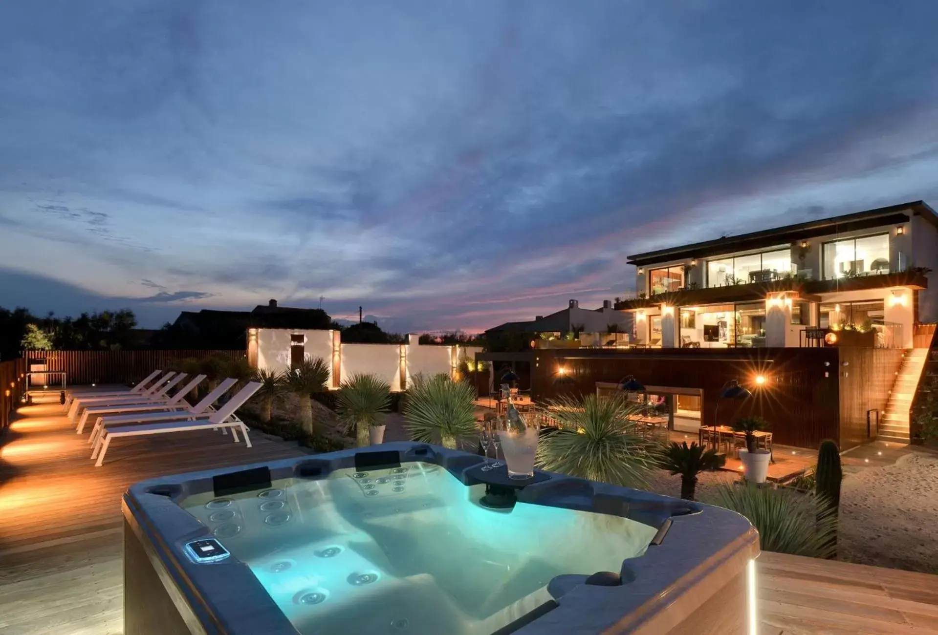 Property building, Swimming Pool in Villa Miramar Frontignan