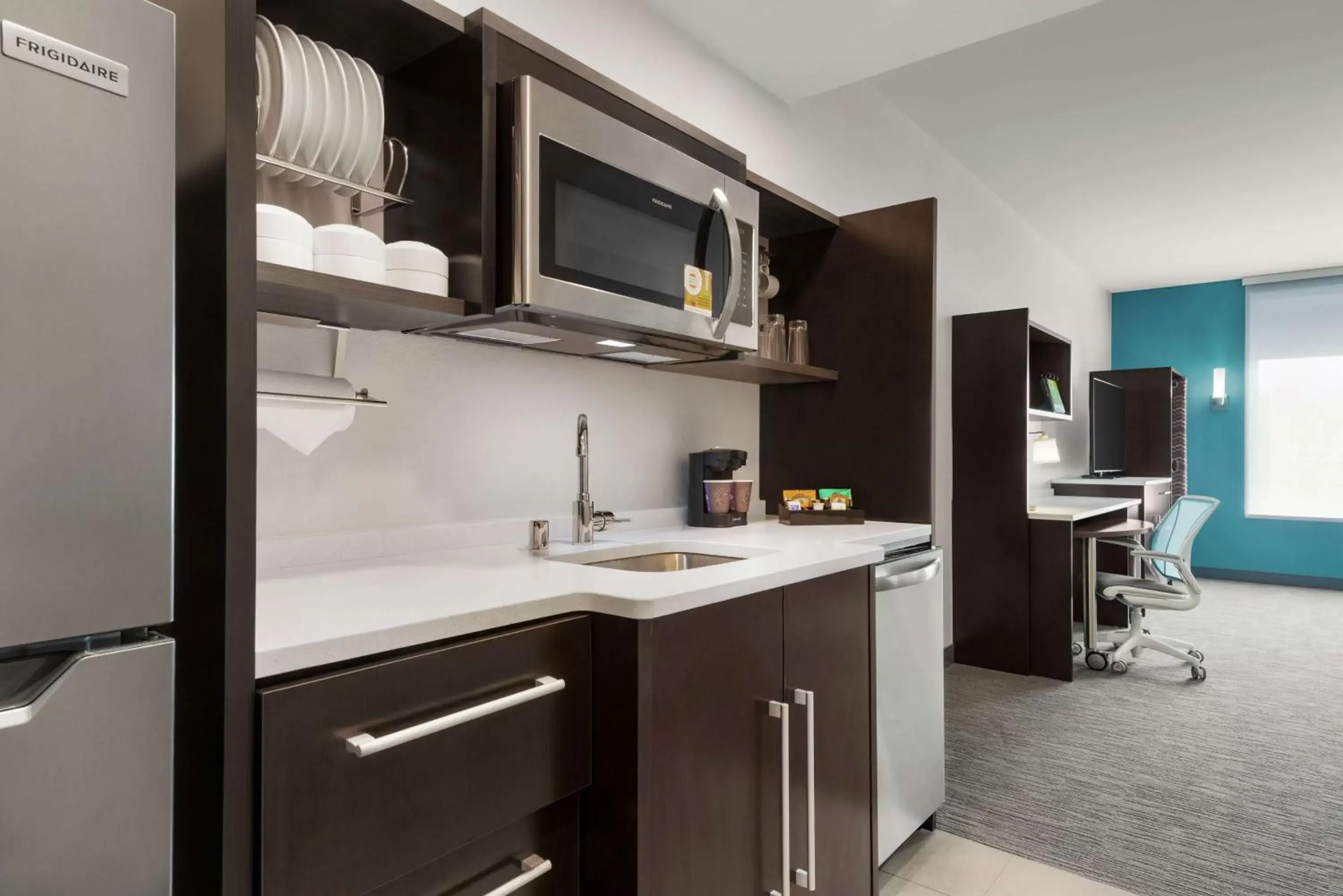 Bedroom, Kitchen/Kitchenette in Home2 Suites By Hilton Madison Central Alliant Energy Center
