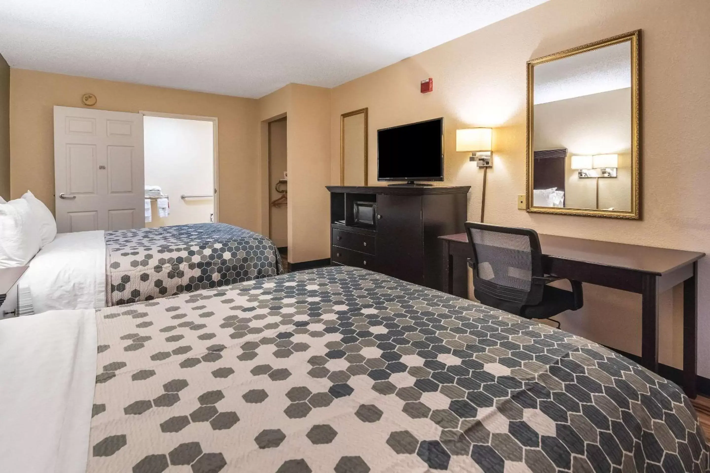 Photo of the whole room, Bed in Econo Lodge Hillsboro I-35