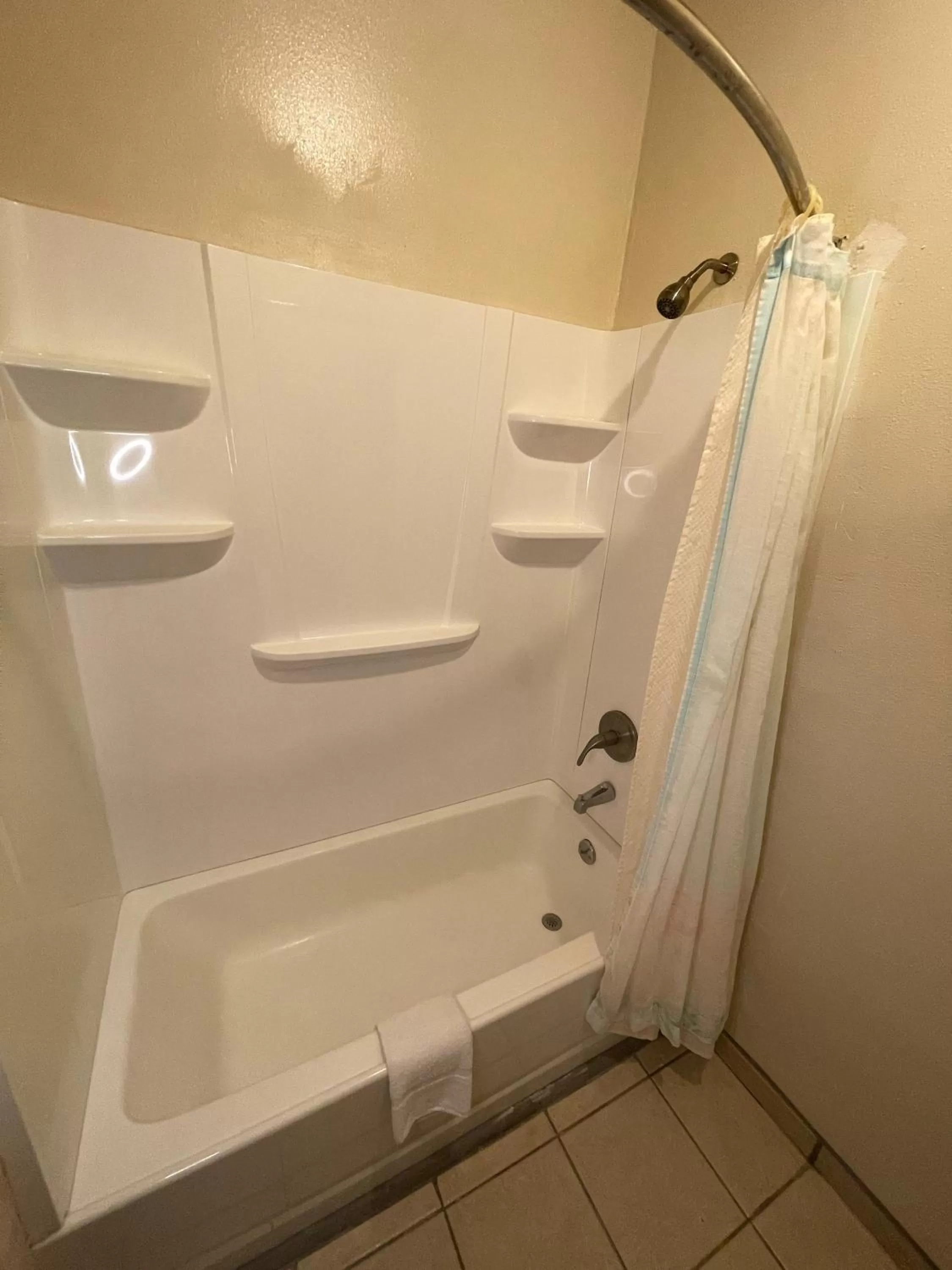 Bathroom in Flamingo Inn