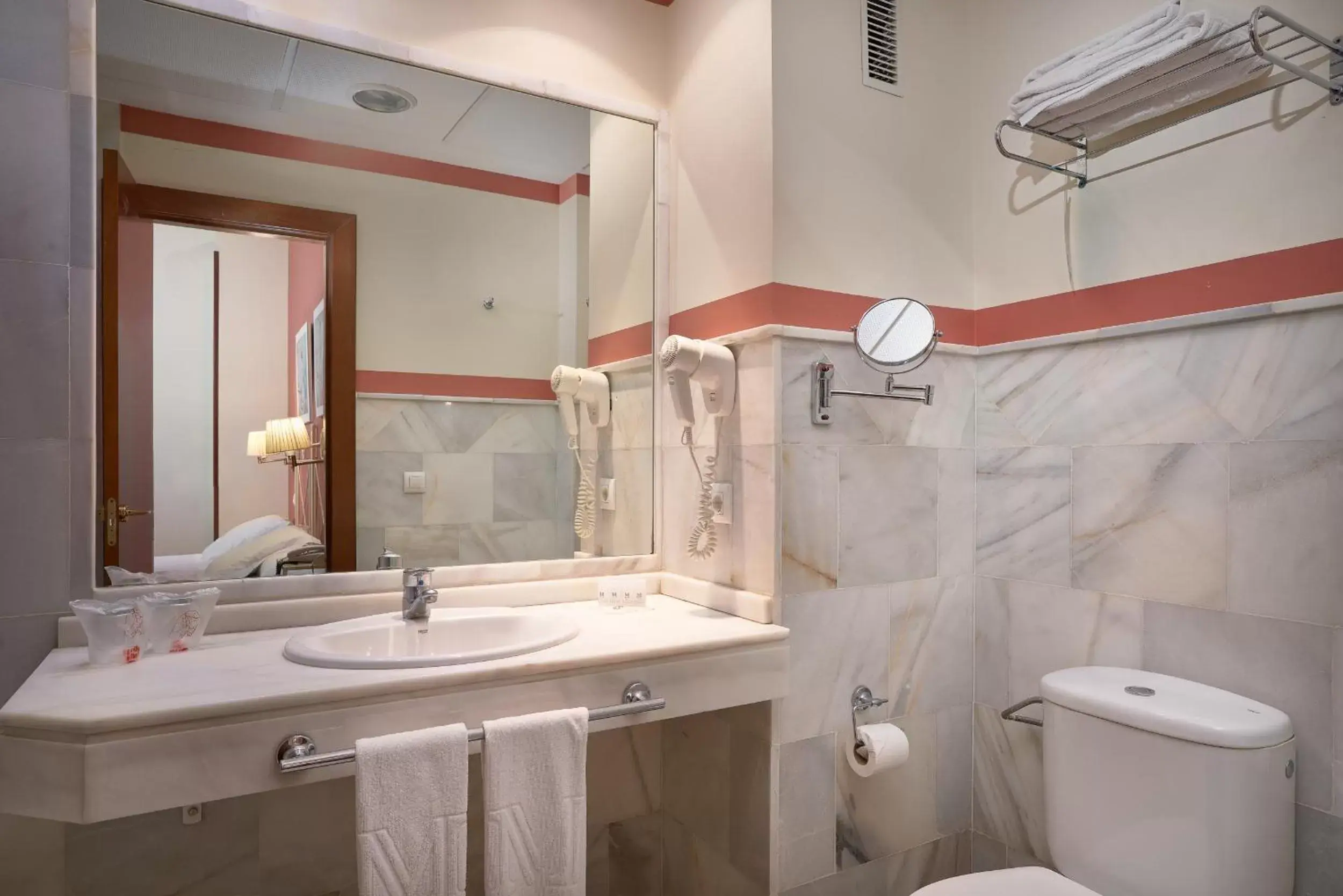 Bathroom in Hotel Murillo Bathroom in Hotel Murillo