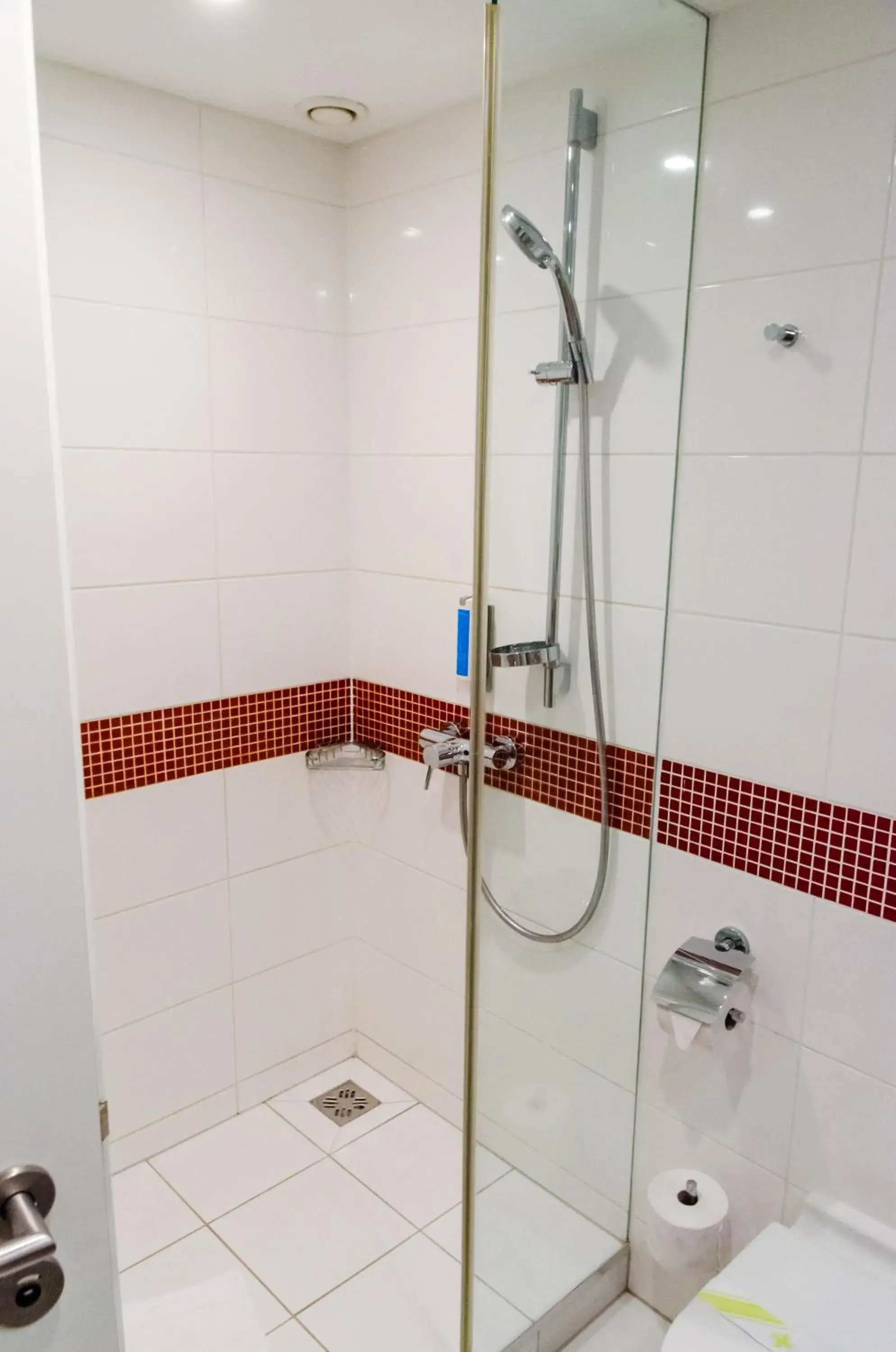 Shower, Bathroom in Vienna House Easy By Wyndham Airport Bucharest