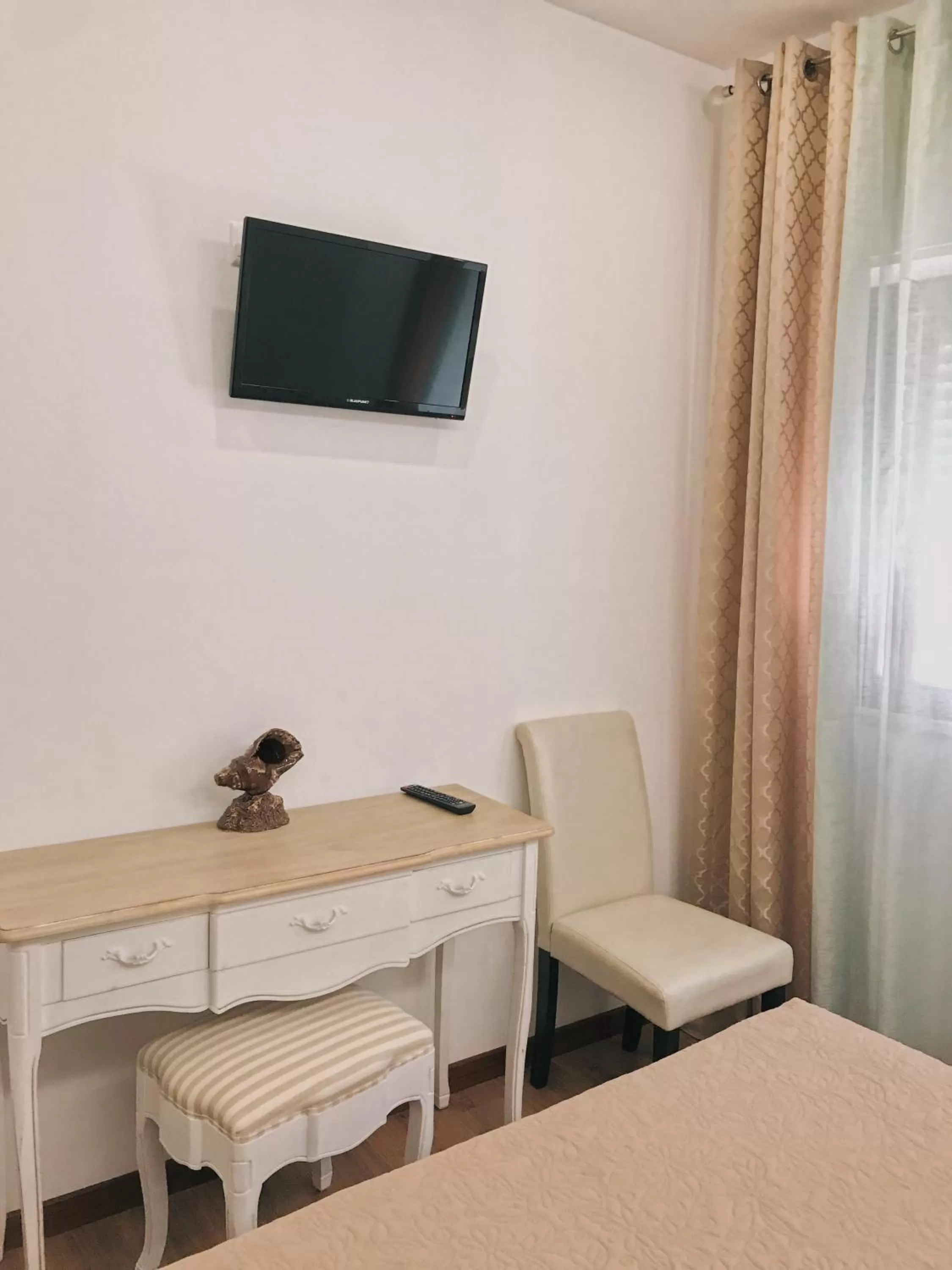 TV and multimedia, TV/Entertainment Center in Hotel Domus