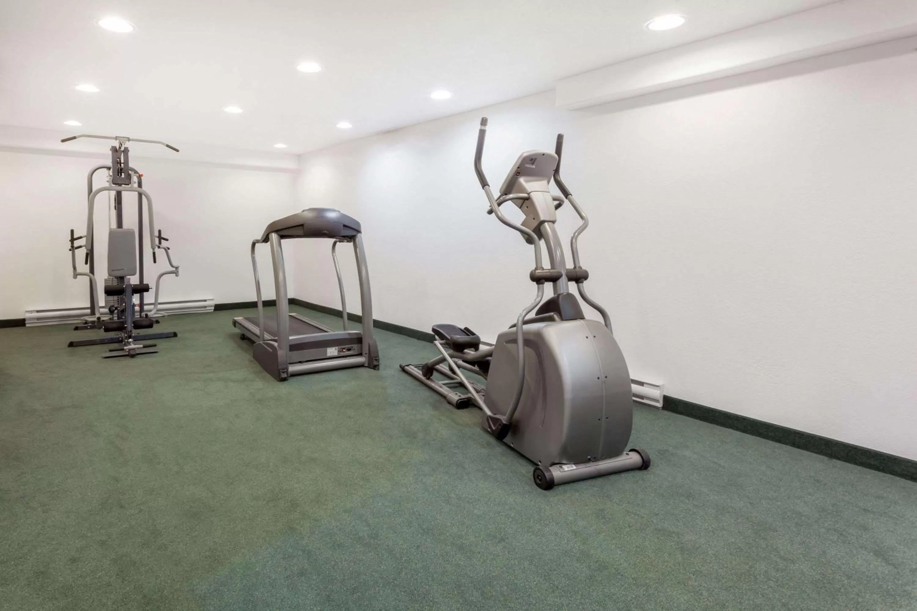 Fitness centre/facilities in Super 8 by Wyndham Pincher Creek AB