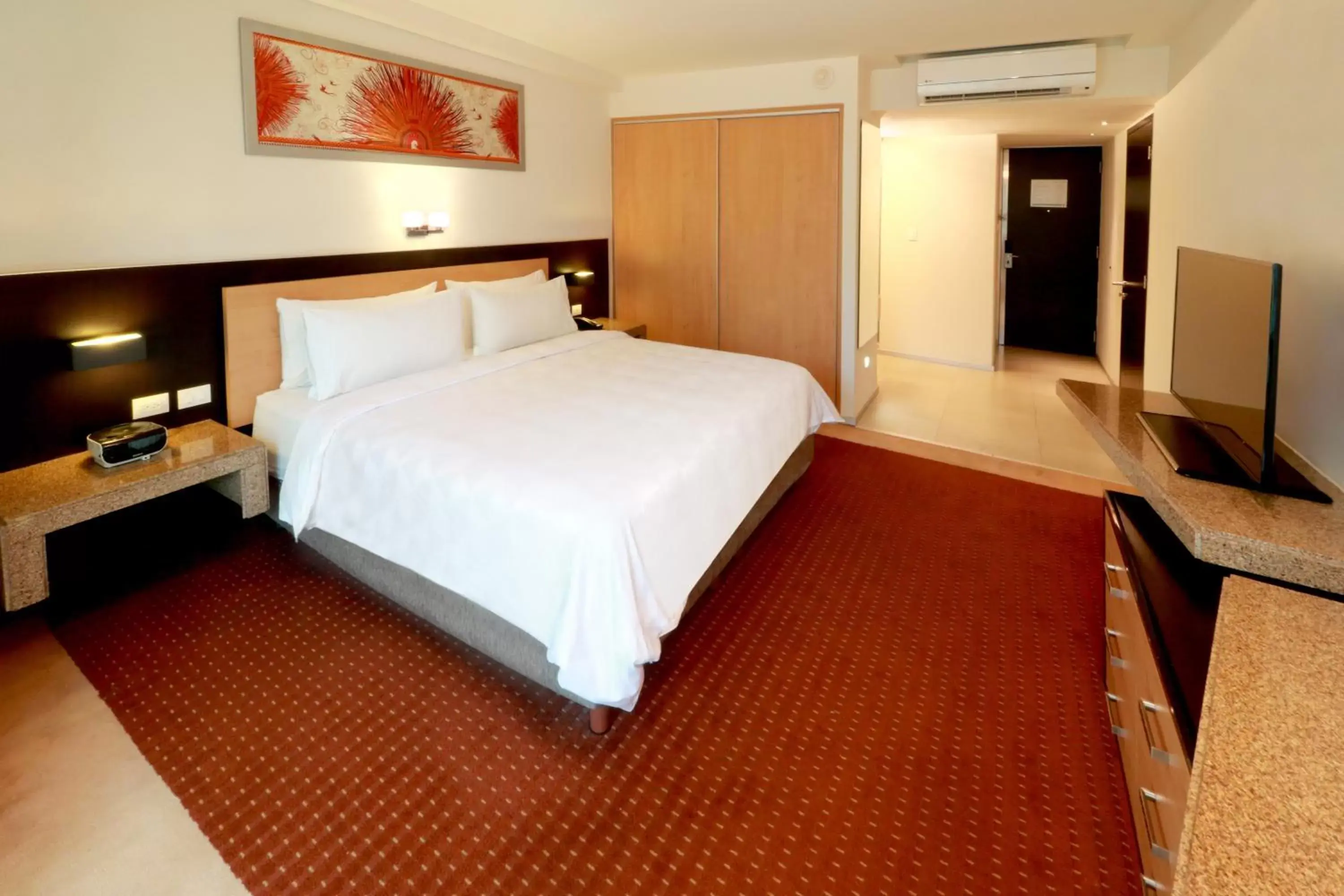 Photo of the whole room, Bed in Holiday Inn San Luis Potosi-Quijote, an IHG Hotel