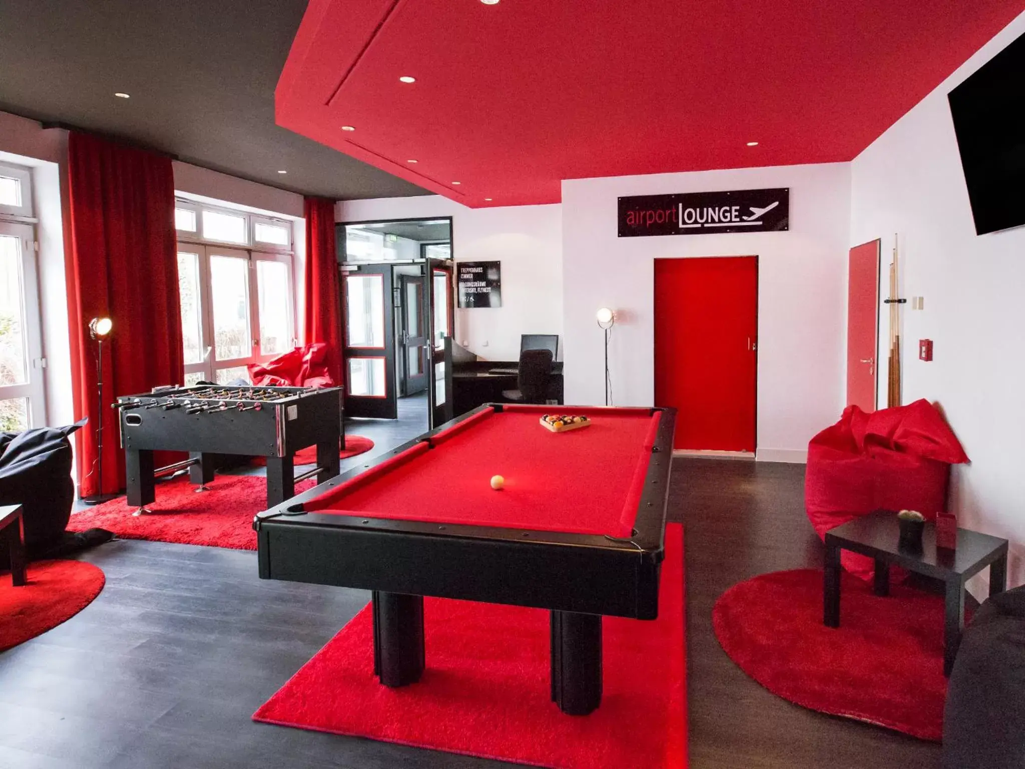 Lounge or bar, Billiards in DORMERO Hotel Dresden Airport