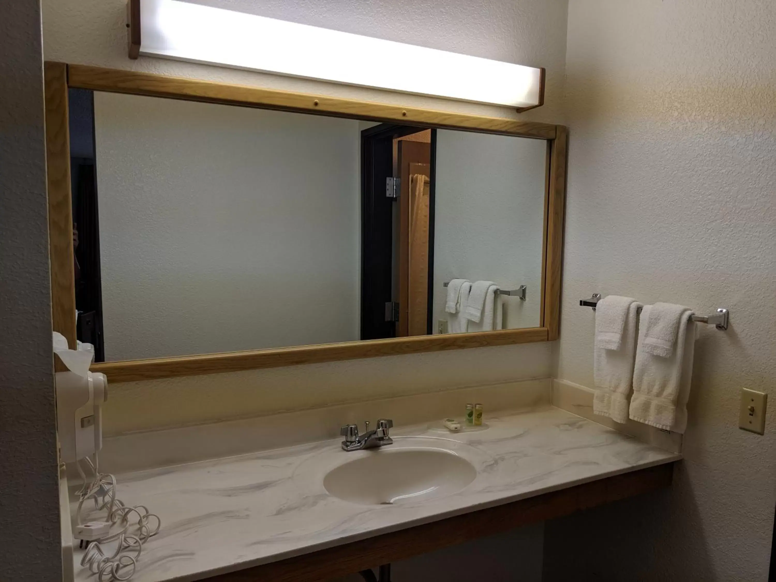 Bathroom in Boarders Inn and Suites by Cobblestone Hotels - Ripon