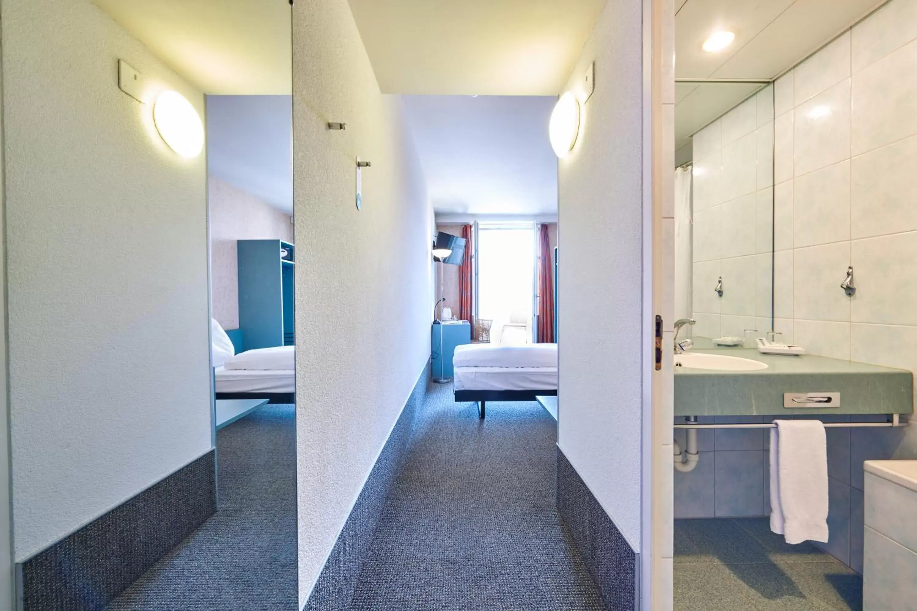 Photo of the whole room, Bathroom in Hotel City am Bahnhof