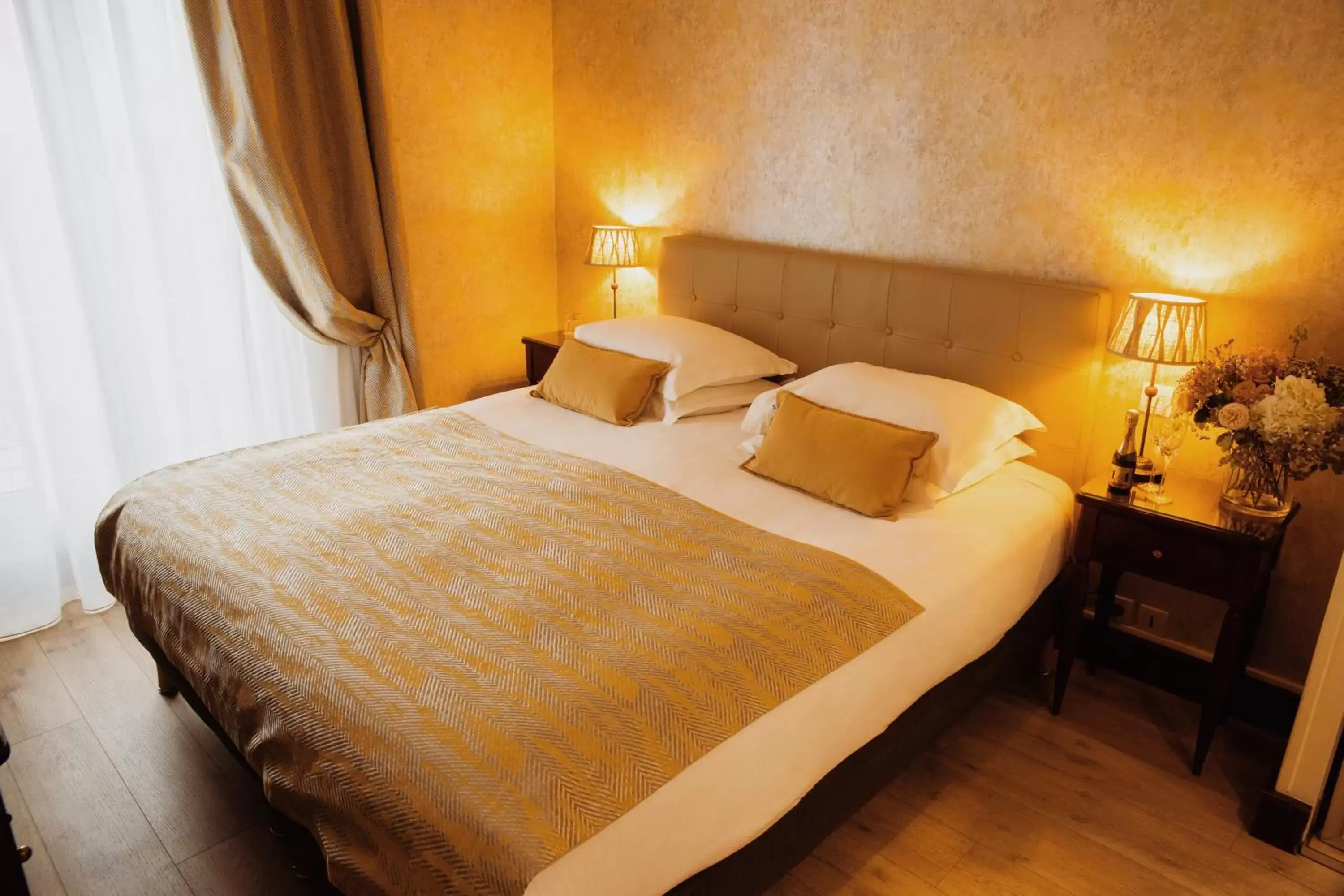 Photo of the whole room, Bed in Waldorf Montparnasse Photo of the whole room, Bed in Waldorf Montparnasse