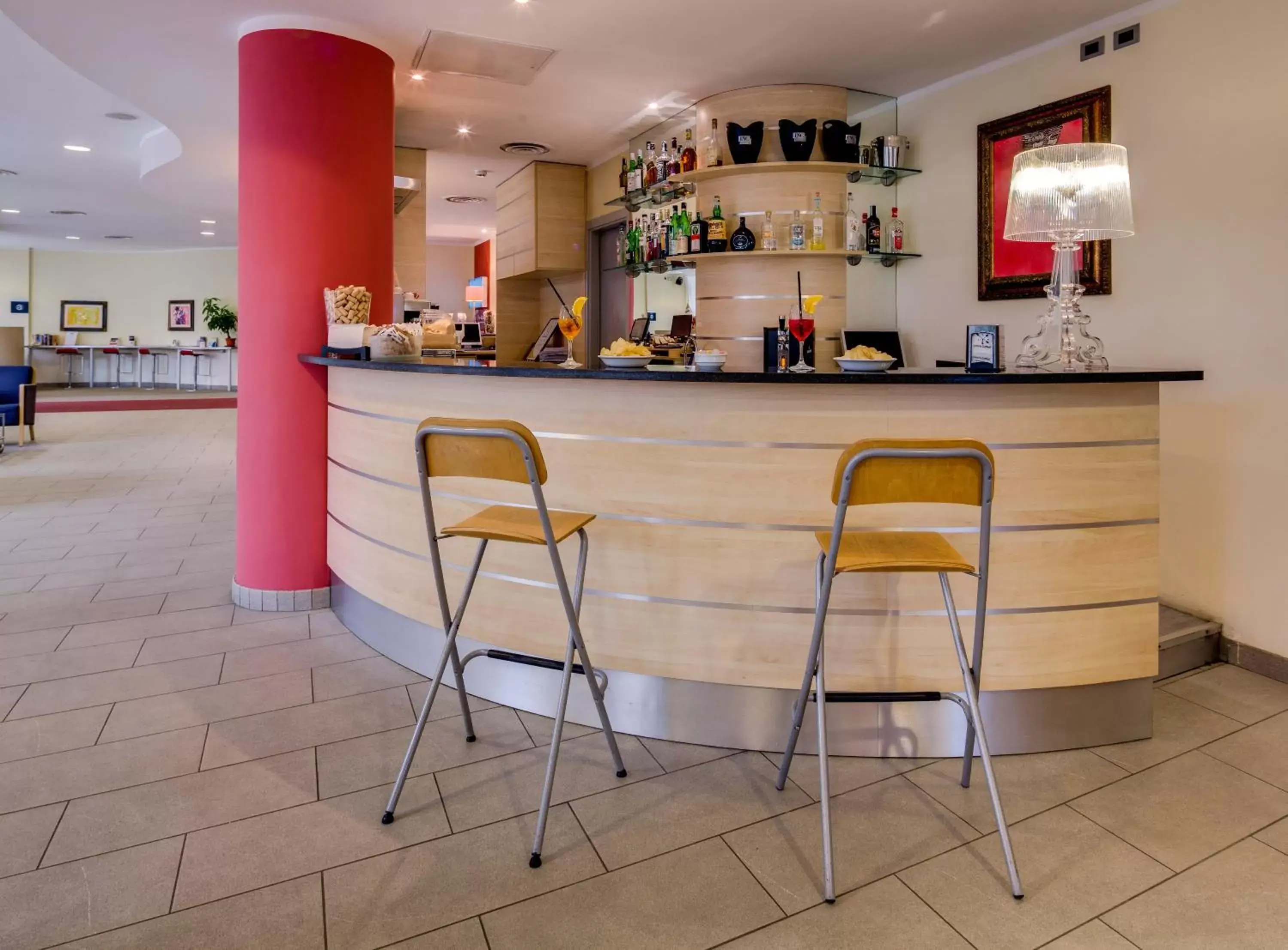 Lounge or bar in Holiday Inn Express Parma, an IHG Hotel