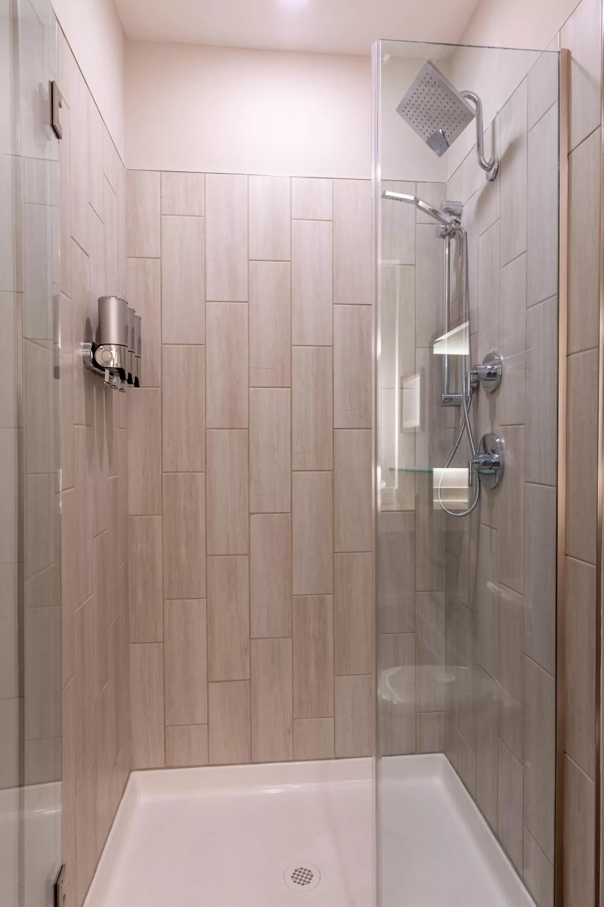 Shower, Bathroom in Lakeside Lodge Clemson