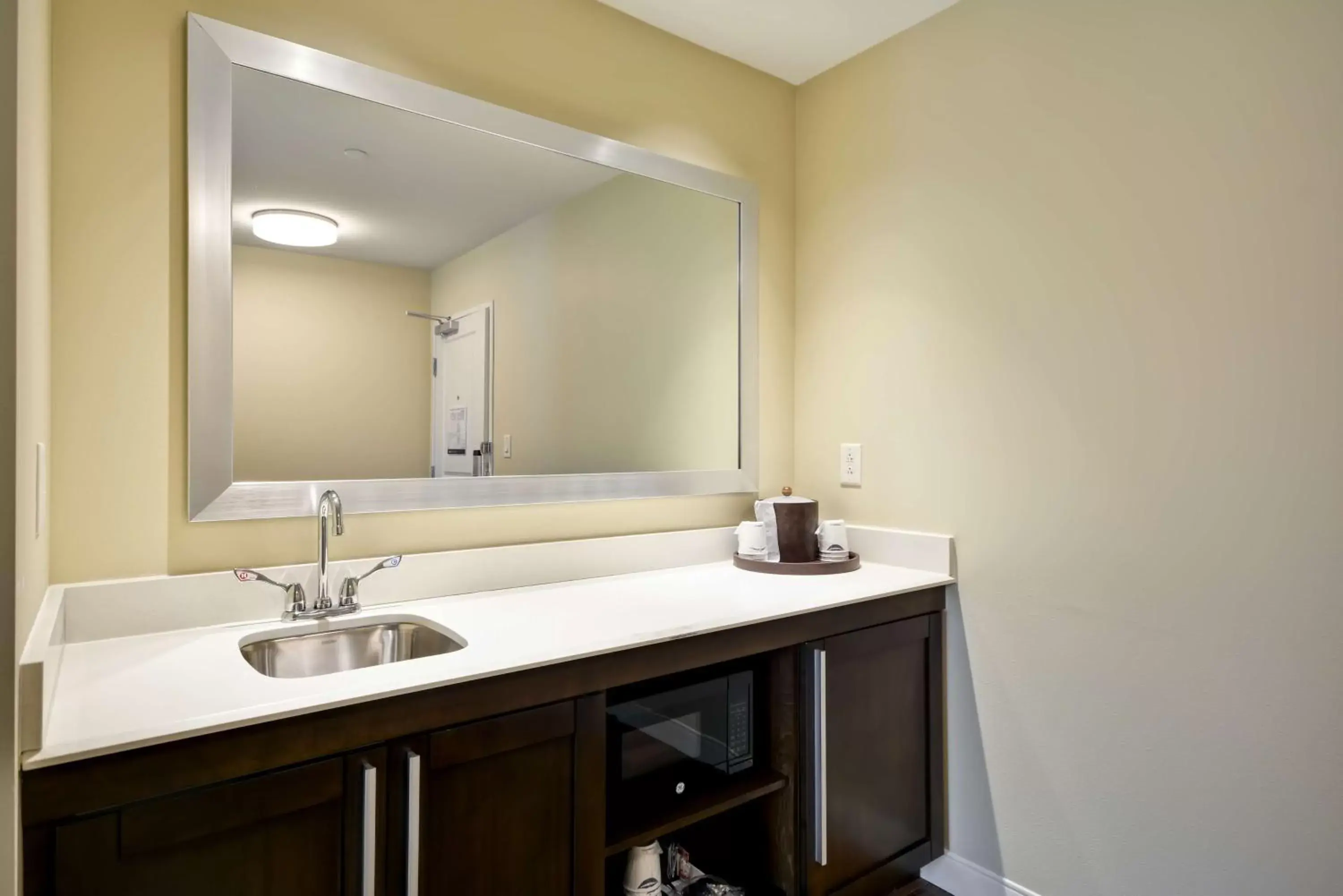 Kitchen or kitchenette, Bathroom in Hampton Inn & Suites Charleston Airport