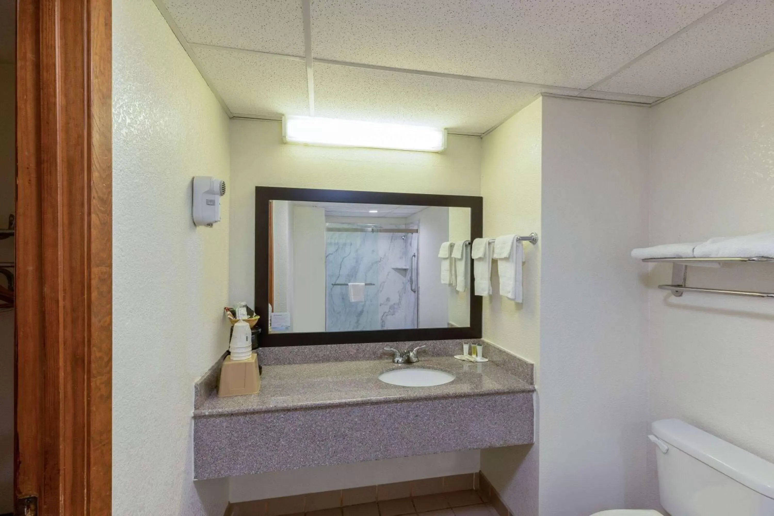 TV and multimedia, Bathroom in Super 8 by Wyndham Seguin
