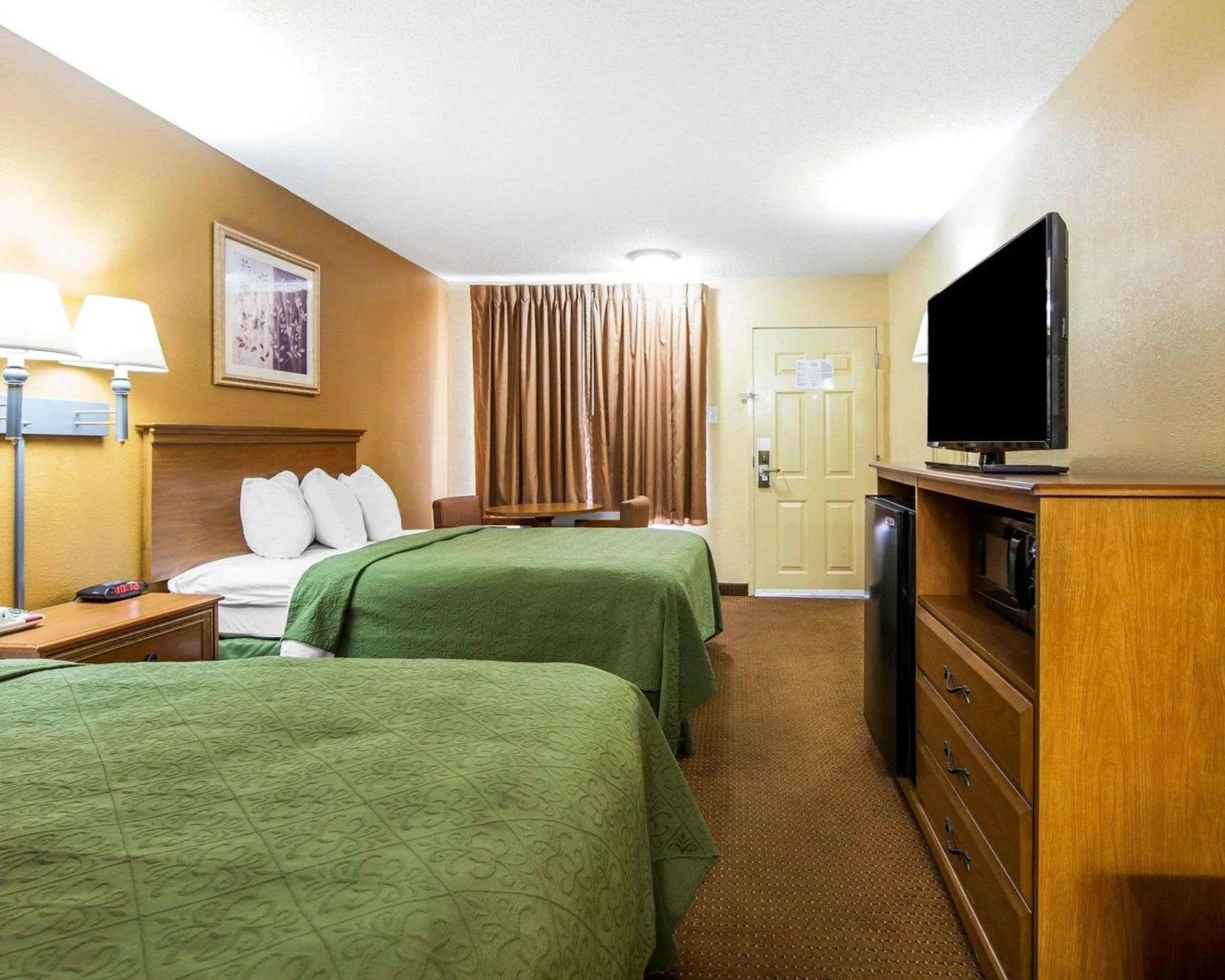Photo of the whole room, Bed in Quality Inn & Suites Cartersville North