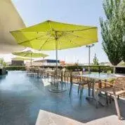 Patio, Swimming Pool in Hotel Granollers