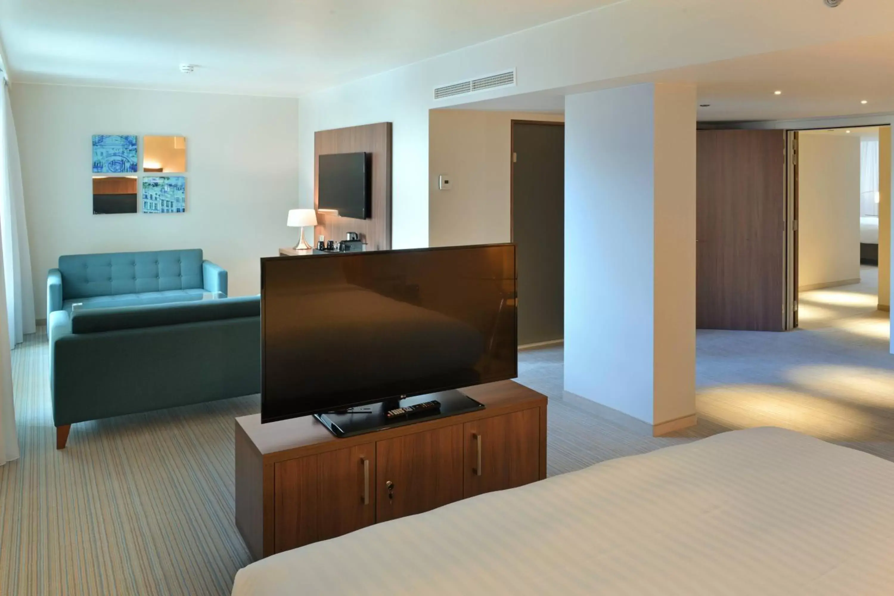 Photo of the whole room, TV/Entertainment Center in Courtyard by Marriott Brussels EU