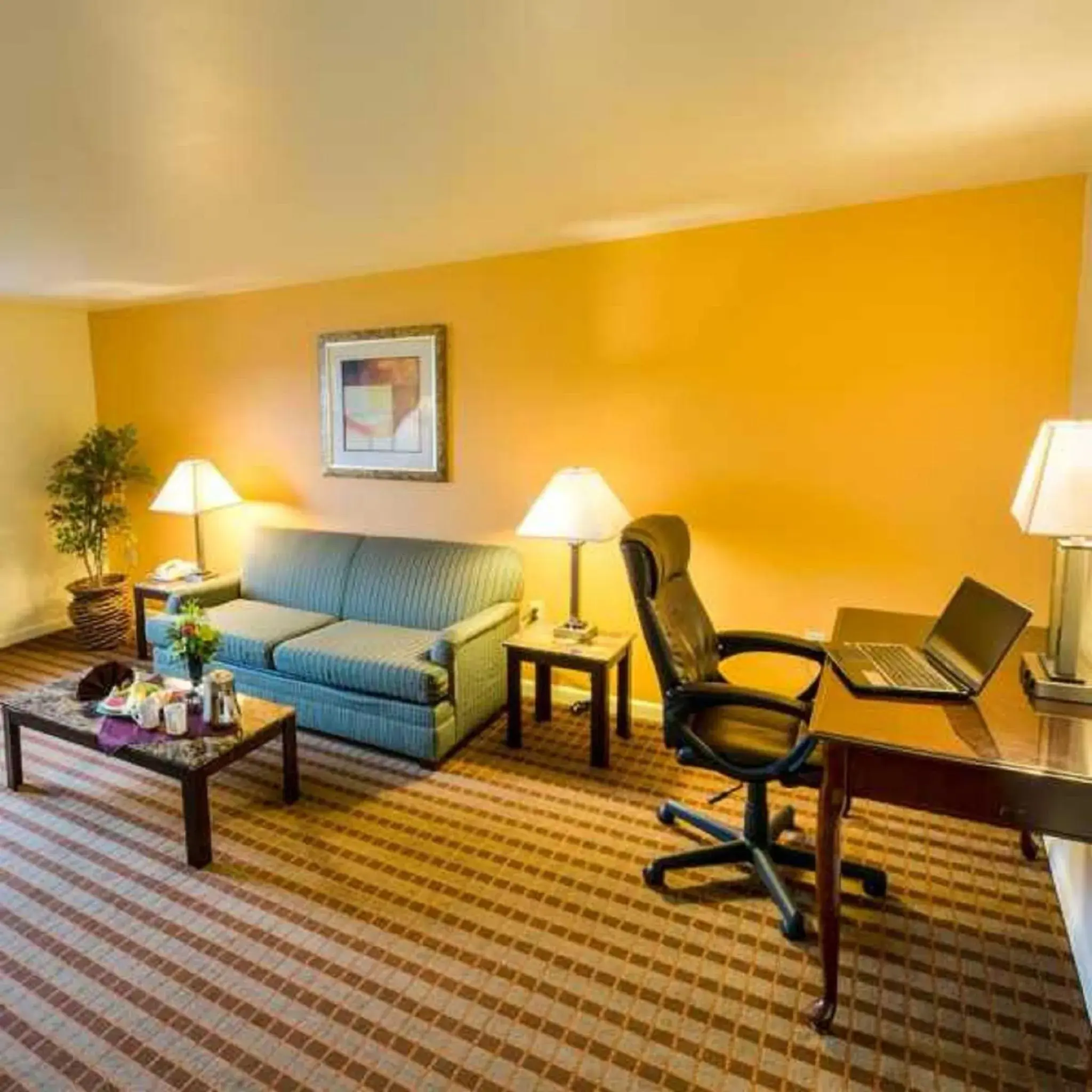 Living room, Seating Area in The Inn at Reading Hotel & Conference Center