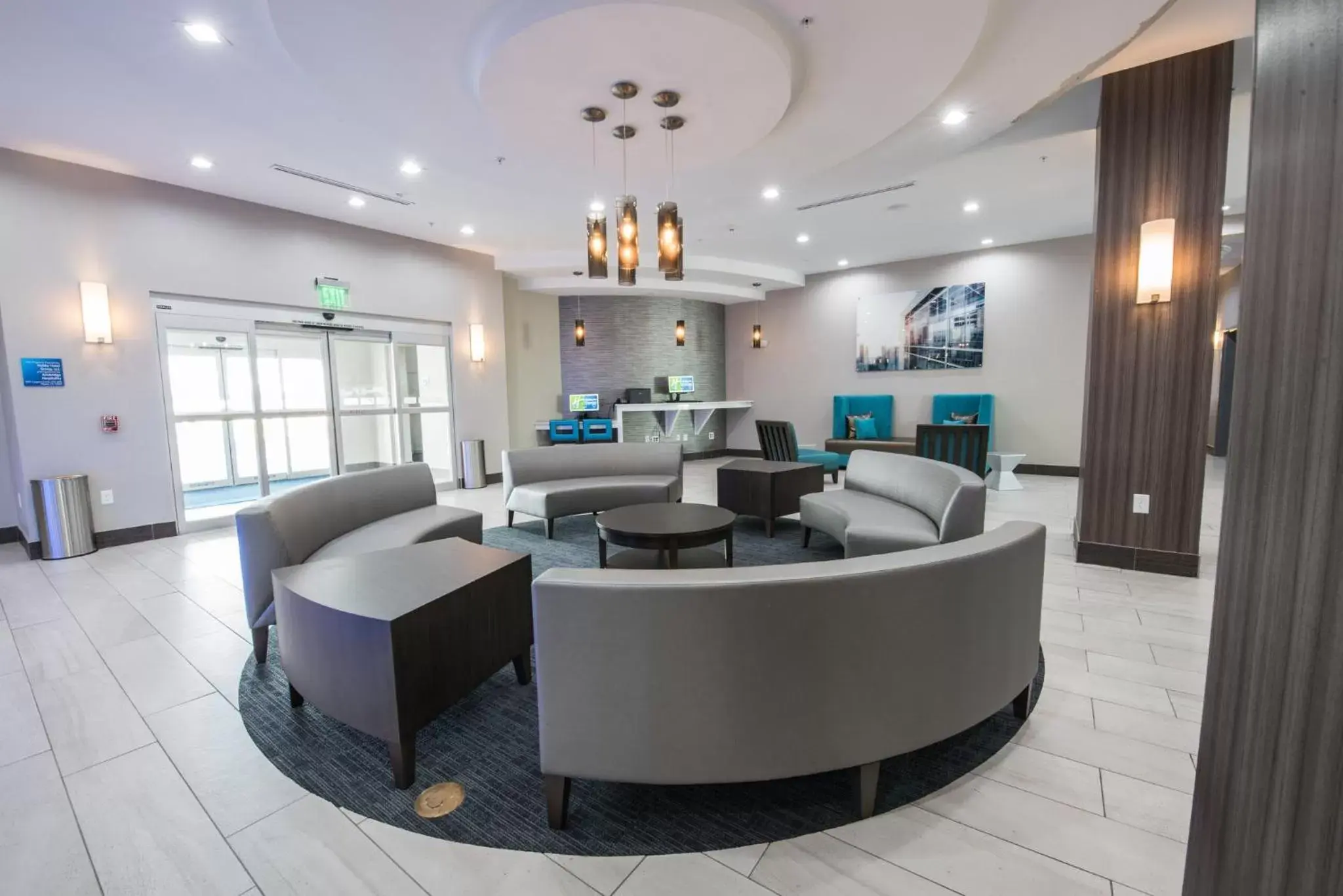 Property building, Lounge/Bar in Holiday Inn Express & Suites Houston - Hobby Airport Area, an IHG Hotel