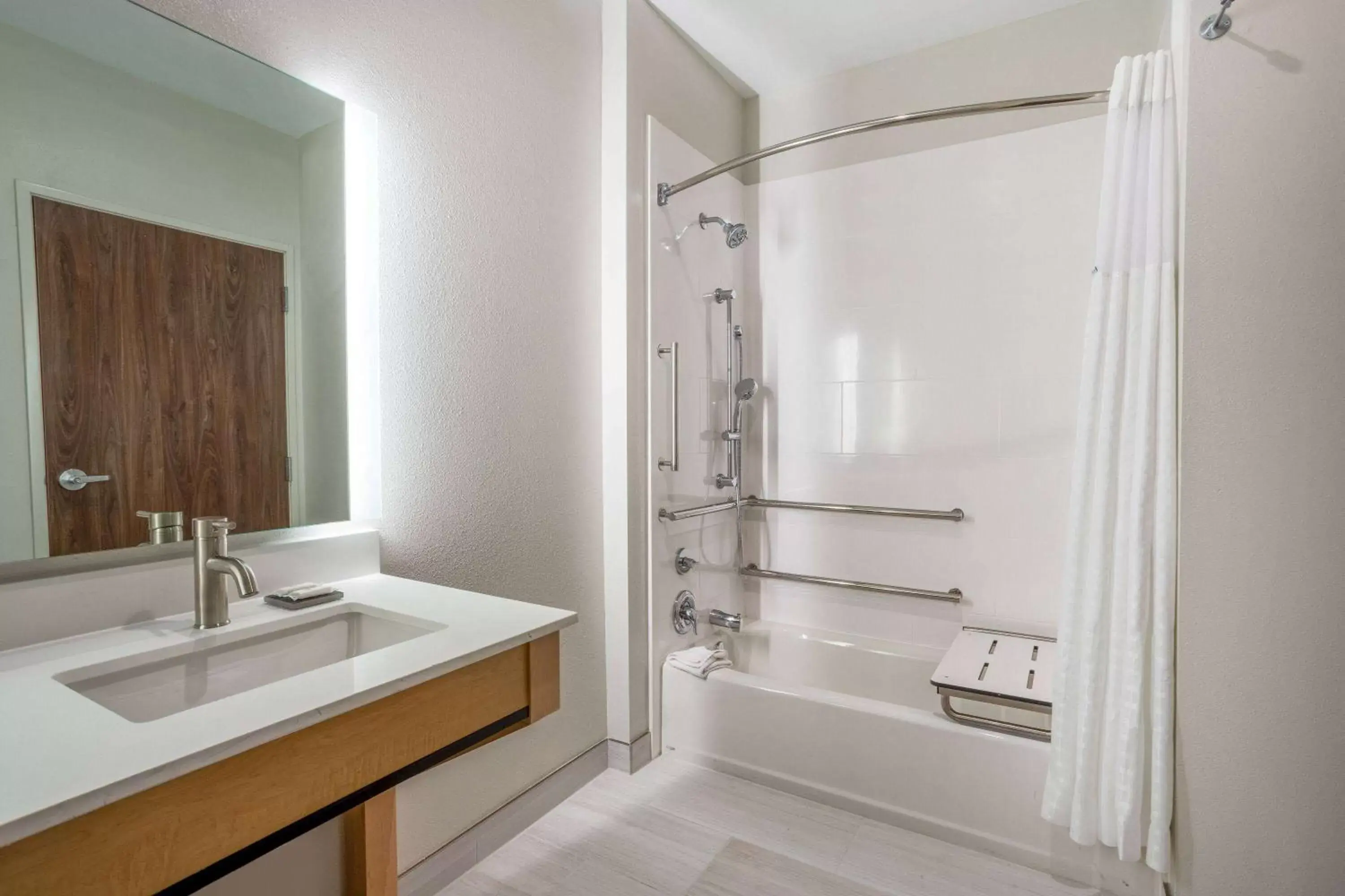 Bathroom in La Quinta Inn & Suites by Wyndham Pflugerville