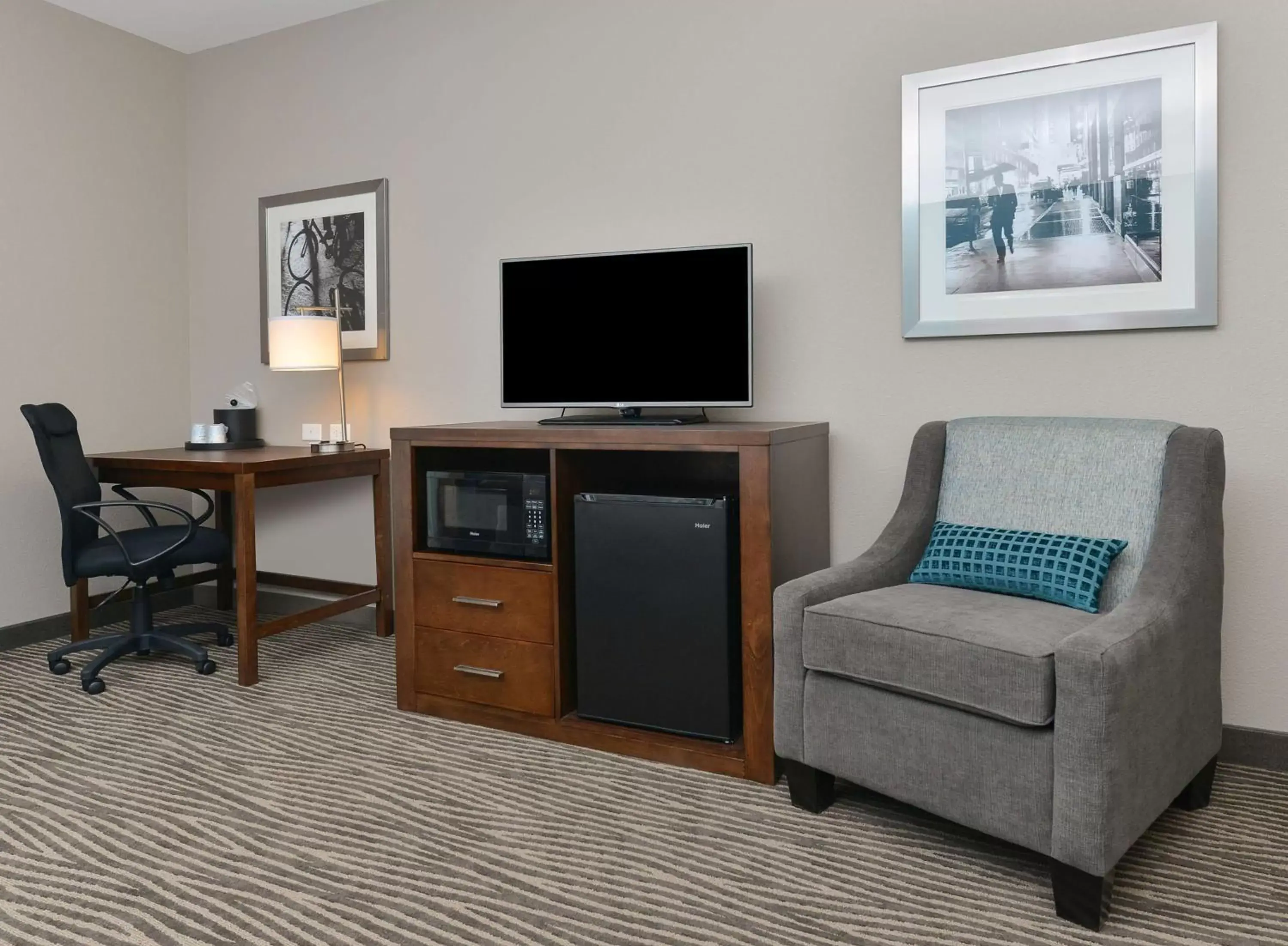 Living room, TV/Entertainment Center in Hampton Inn & Suites Des Moines Downtown
