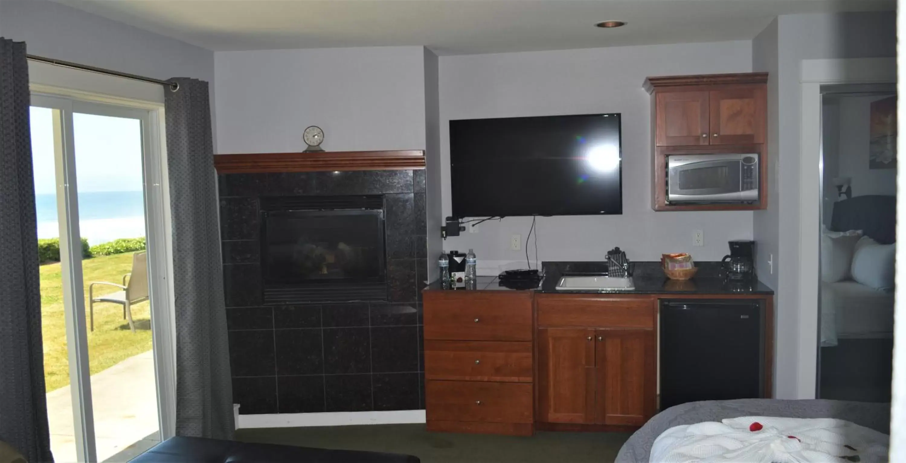 Kitchen or kitchenette, TV/Entertainment Center in Starfish Manor Oceanfront Hotel