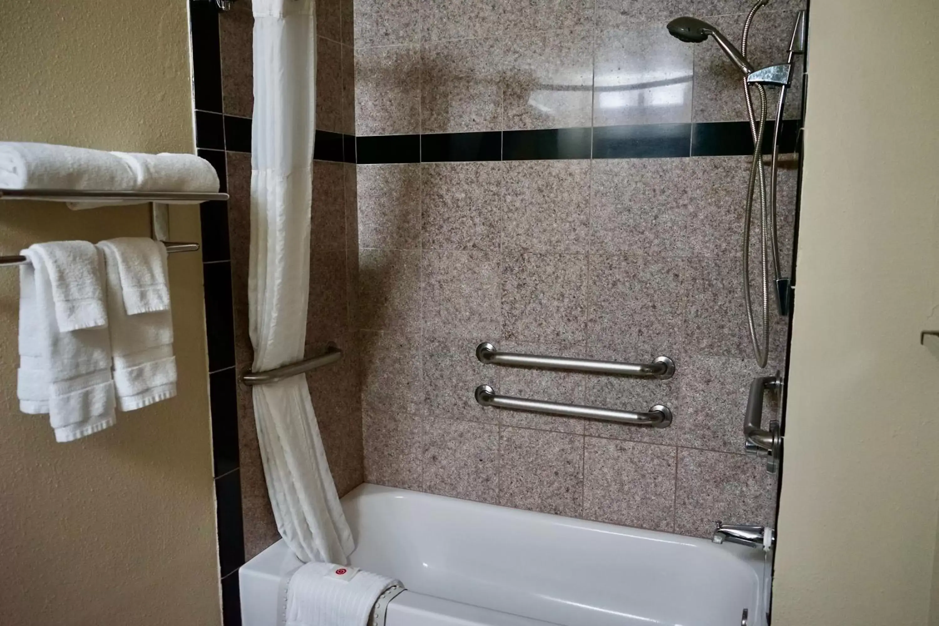 Bathroom in Comfort Suites Victorville-Hesperia