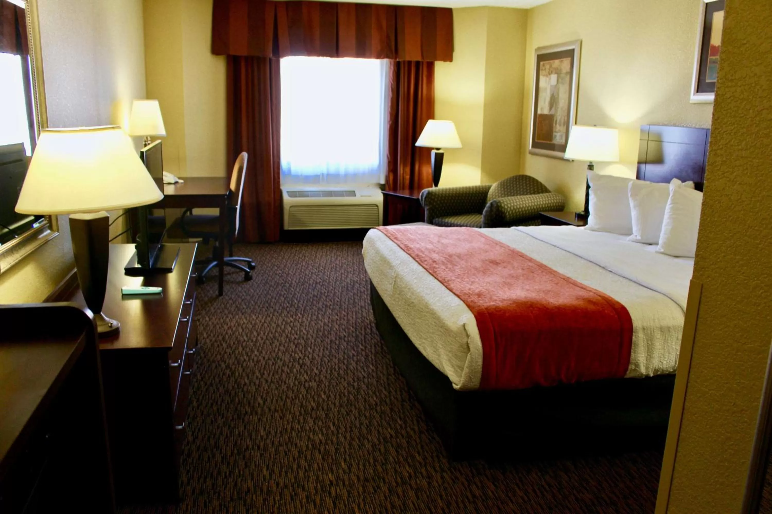 Photo of the whole room, Bed in Best Western Plus Dakota Ridge