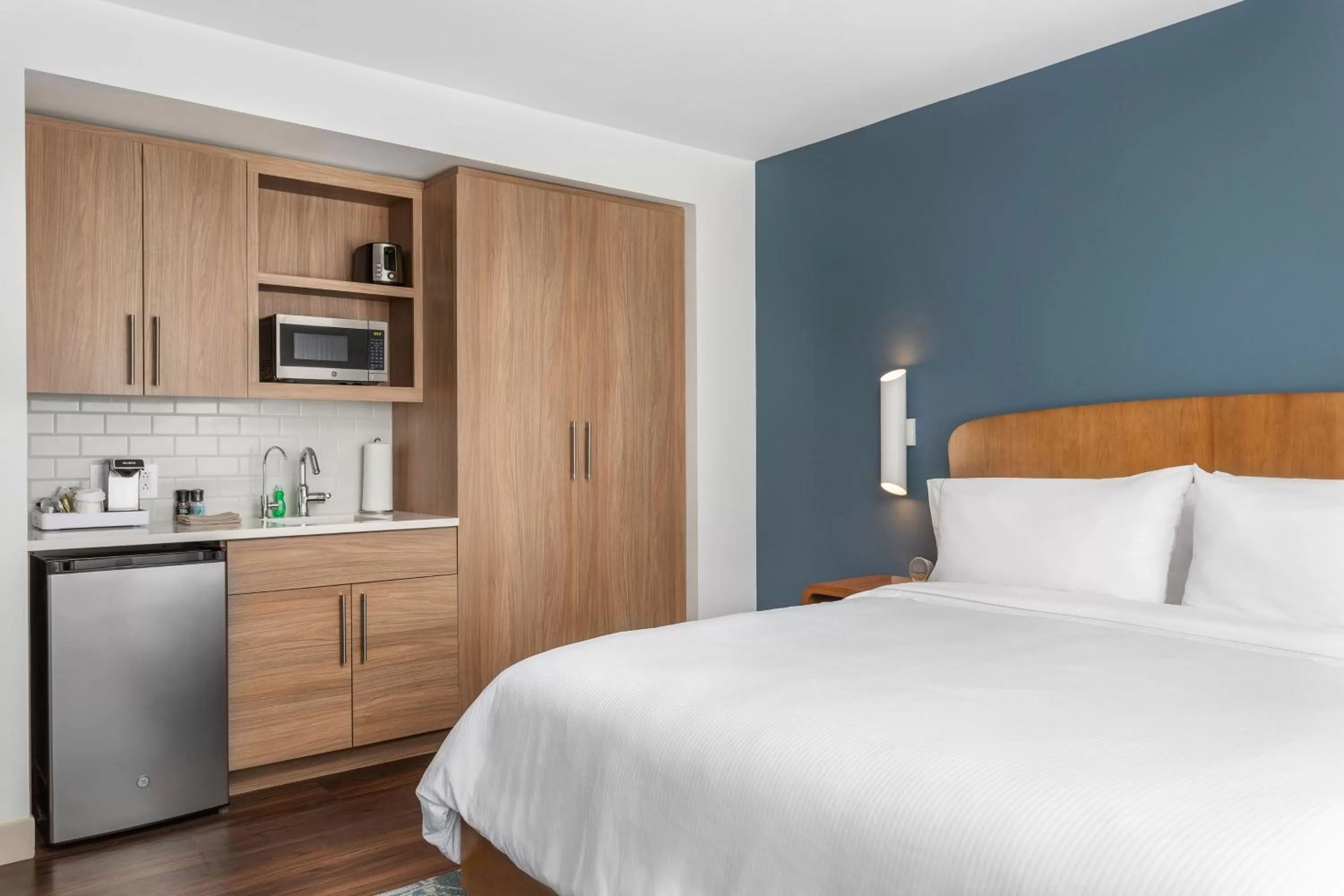 Photo of the whole room, Bed in Element Knoxville West