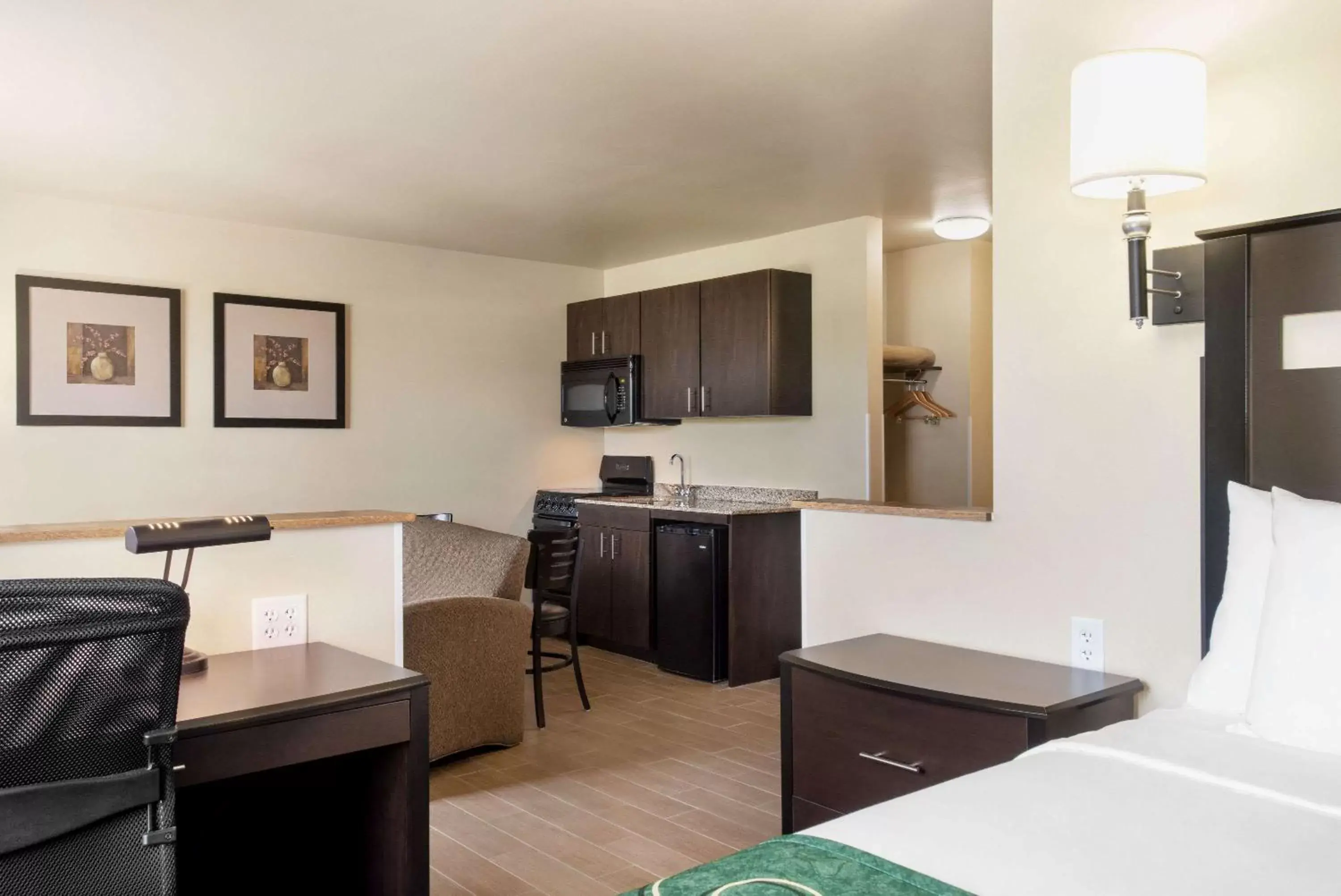 Photo of the whole room, Kitchen/Kitchenette in Baymont by Wyndham Glenwood