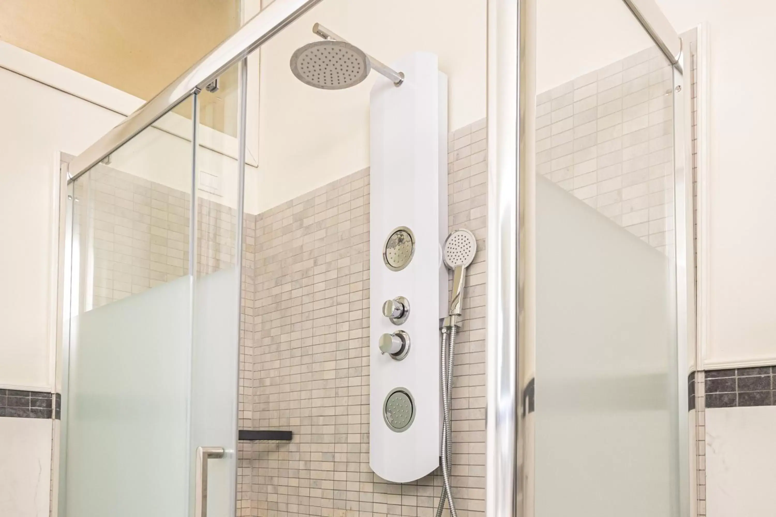 Shower, Bathroom in Hotel Villa Pigalle