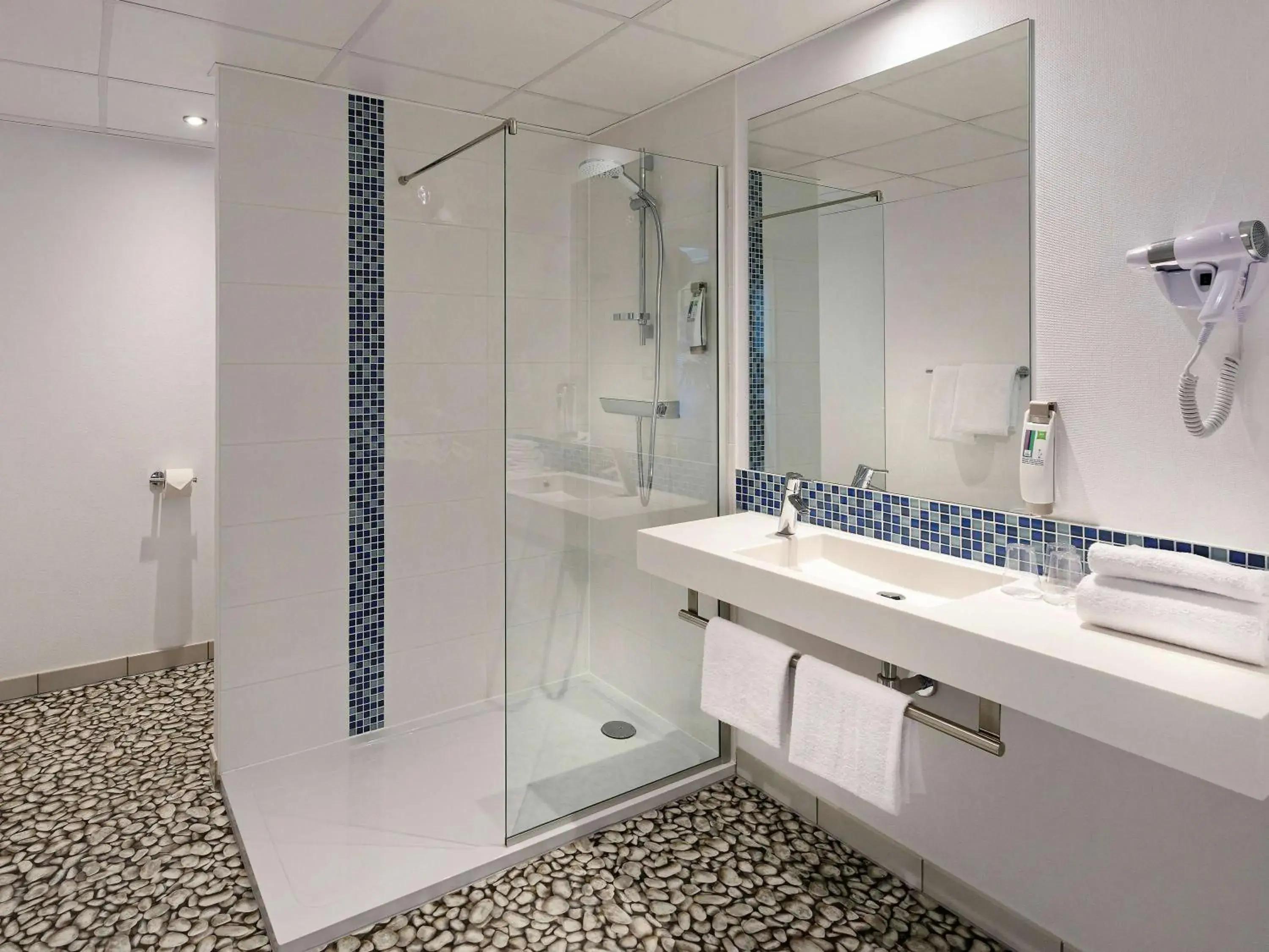 Photo of the whole room, Bathroom in ibis Styles Strasbourg Avenue du Rhin