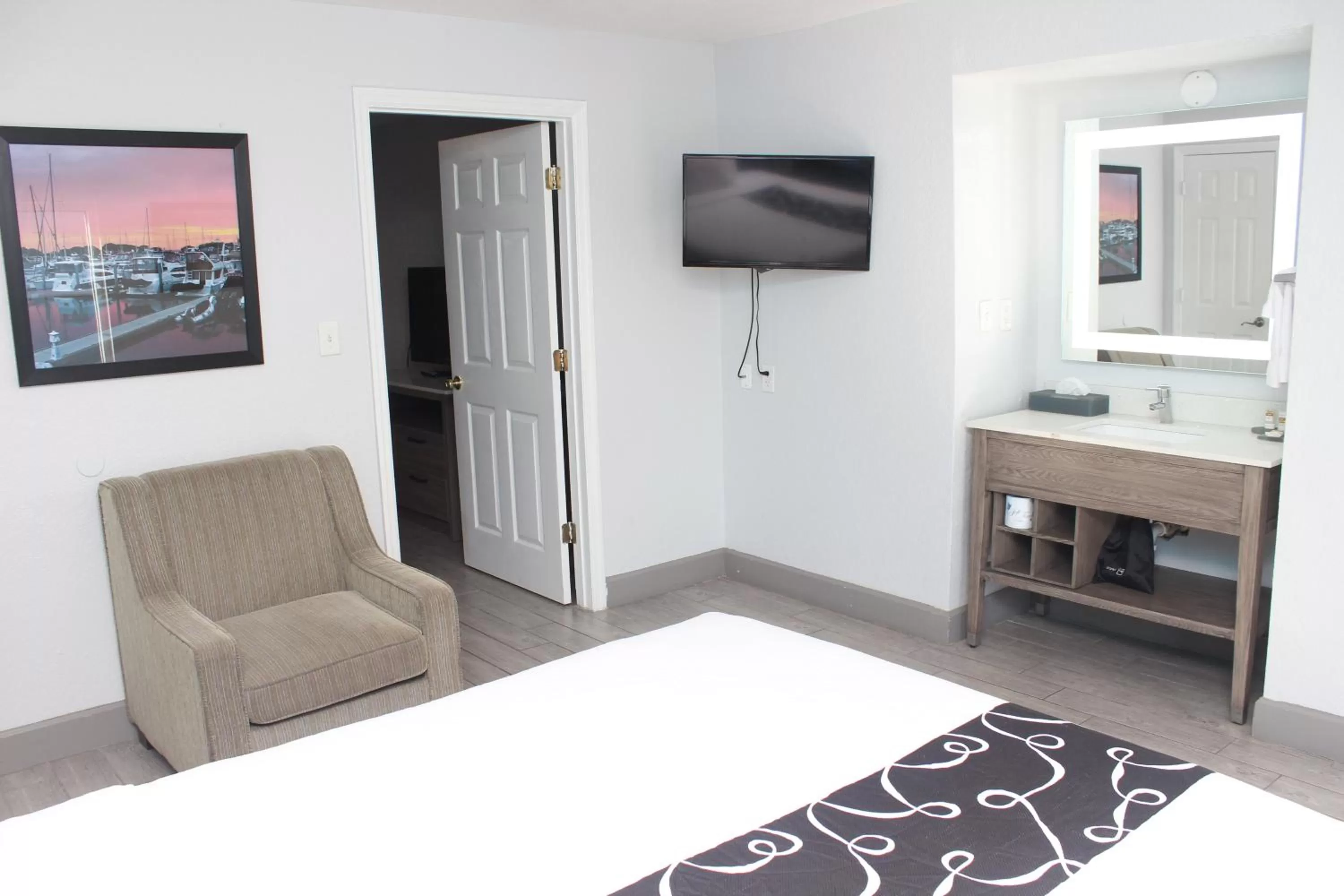 Seating area, Bed in La Quinta by Wyndham Oceanfront Daytona Beach